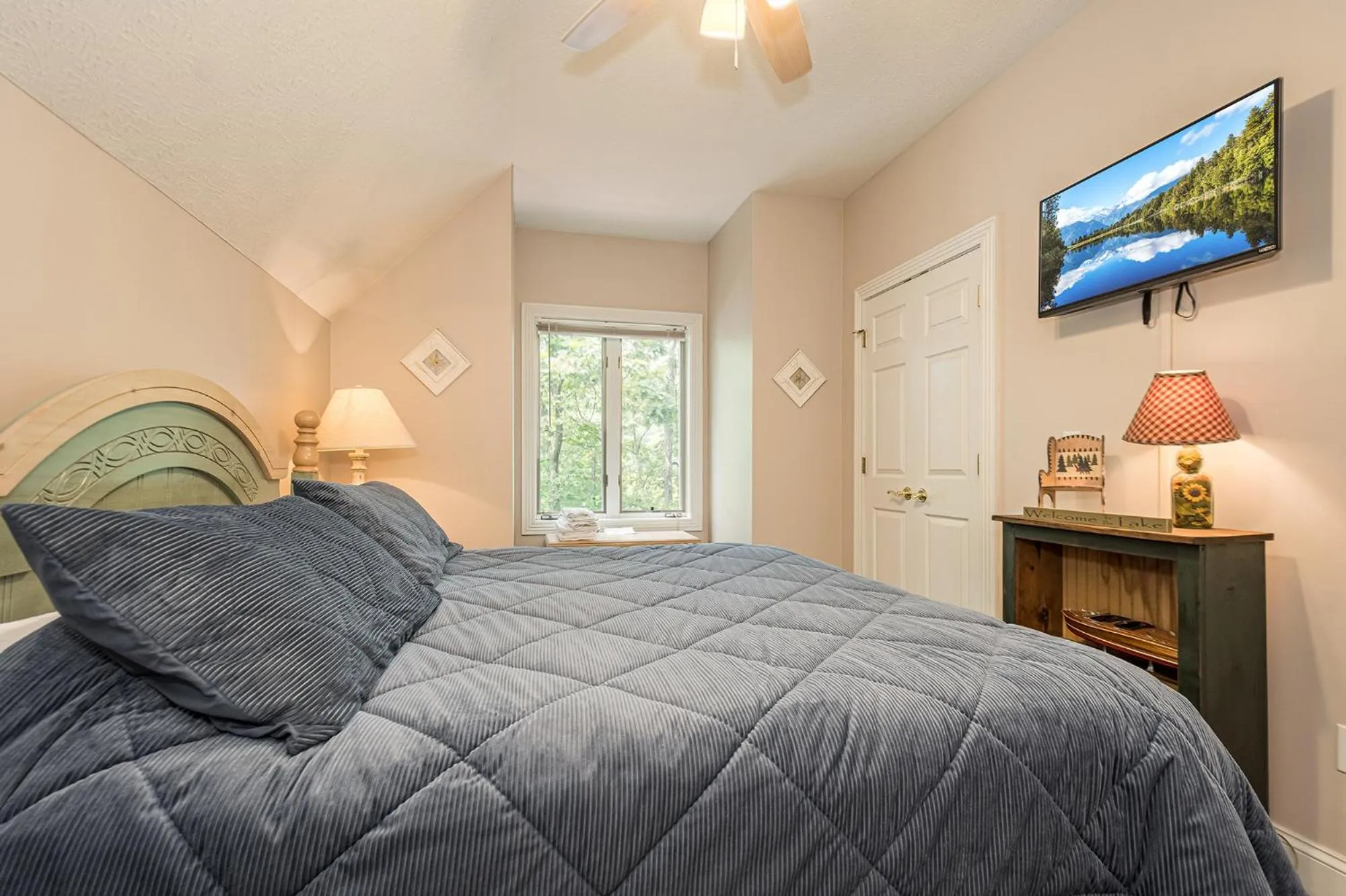 Property building, Bed in Loch Haven