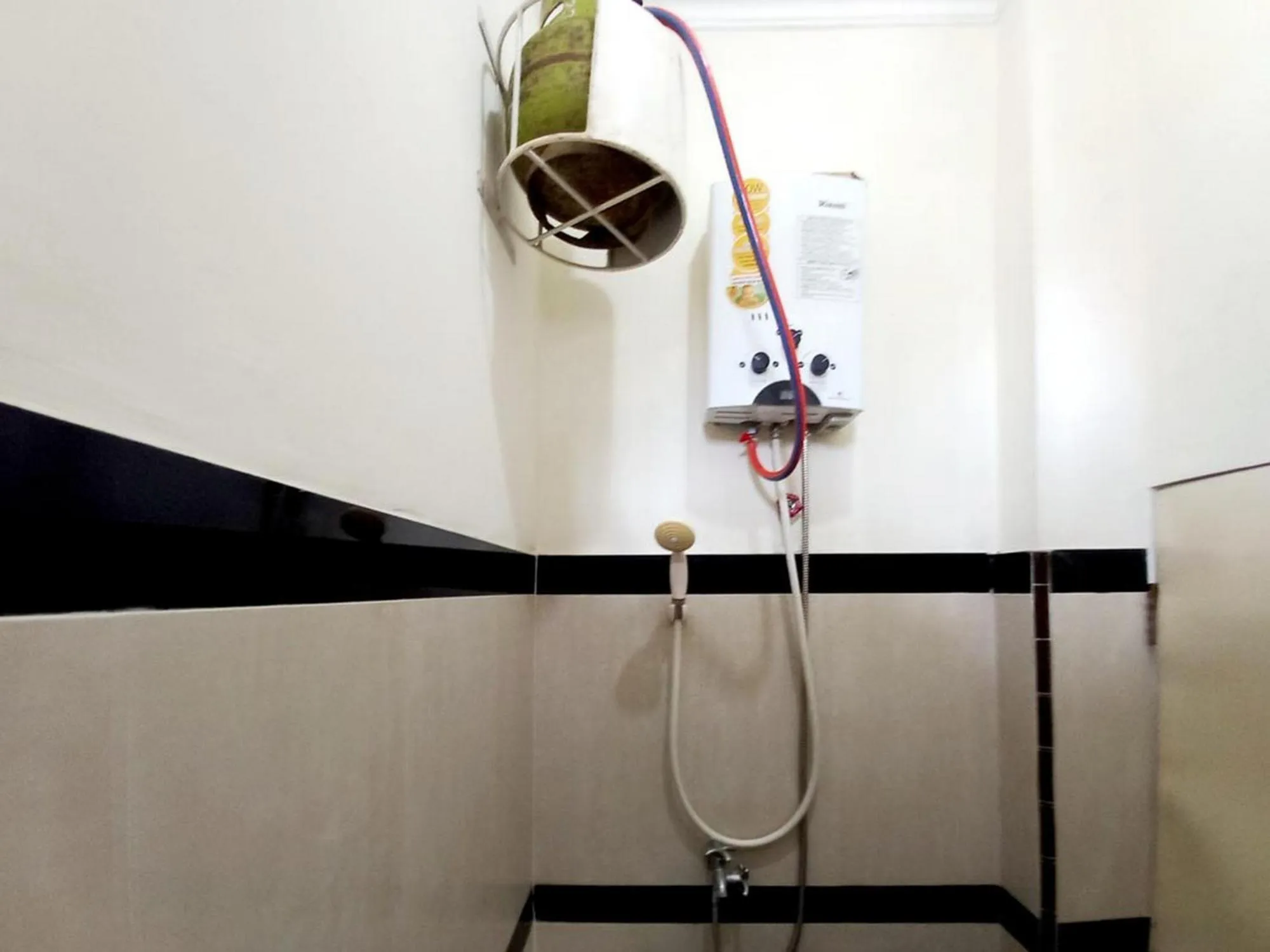 Shower in Griya Juanda Syariah near RS Dharma Husada Probolinggo Mitra RedDoorz