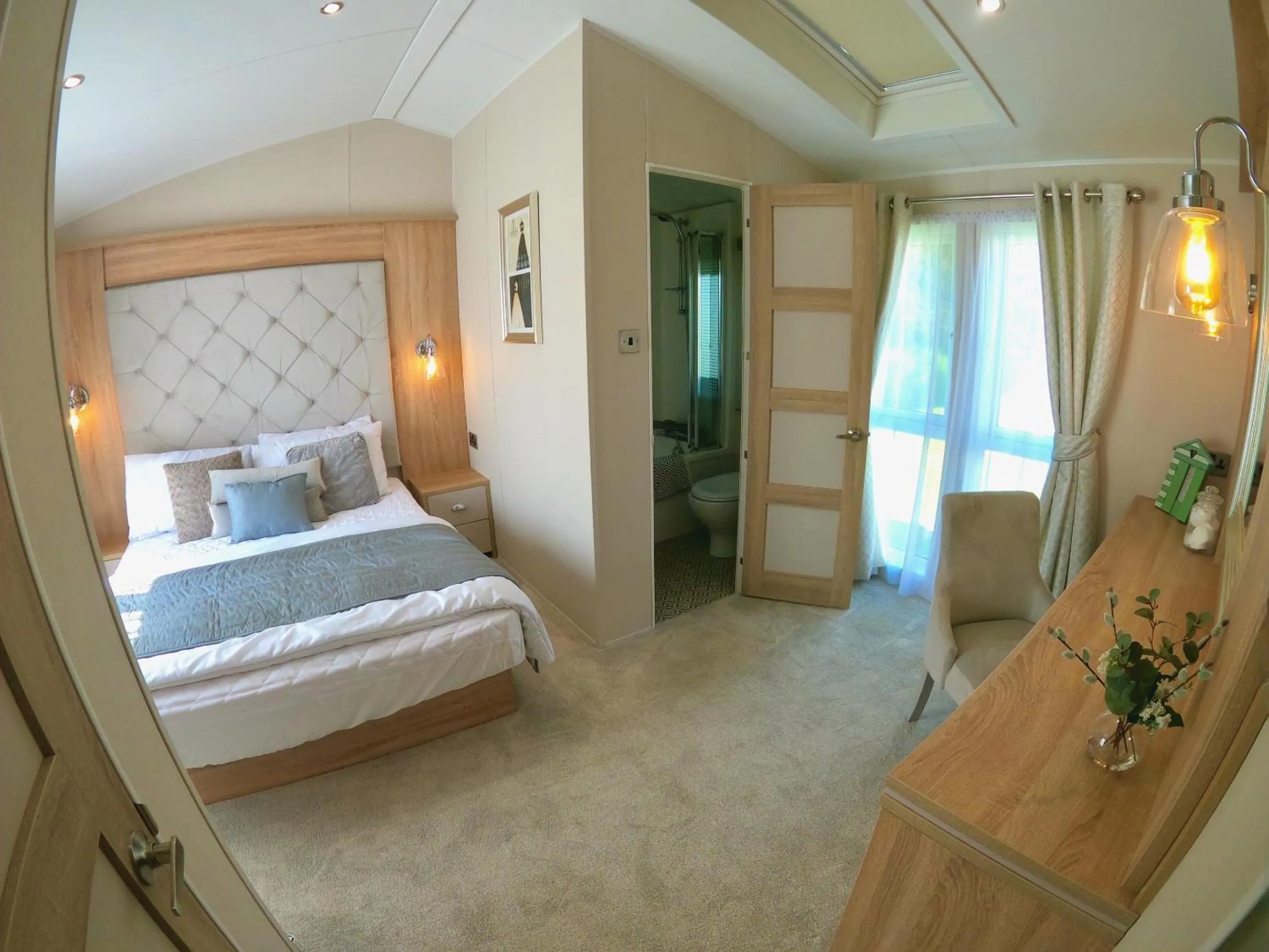 Bedroom, Bed in Lula Lodge