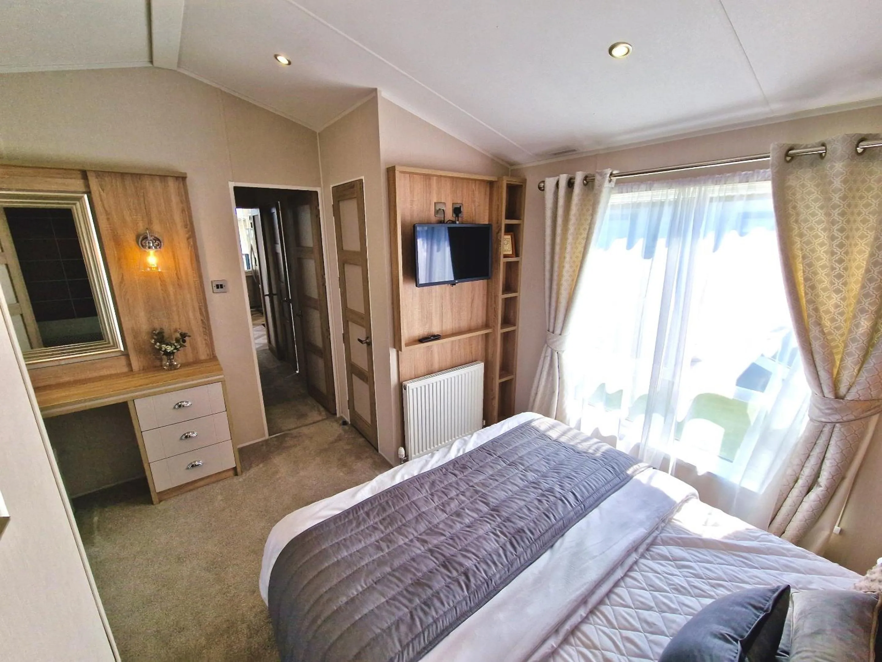 Bedroom, Bed in Lula Lodge