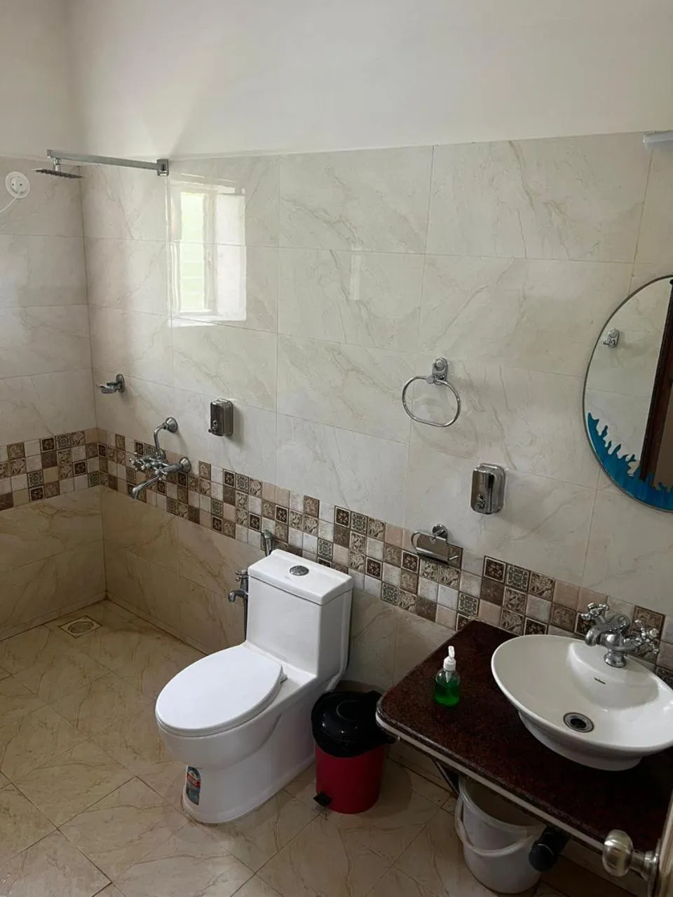 Shower in Maior Roma by Jolly Jolly Lester