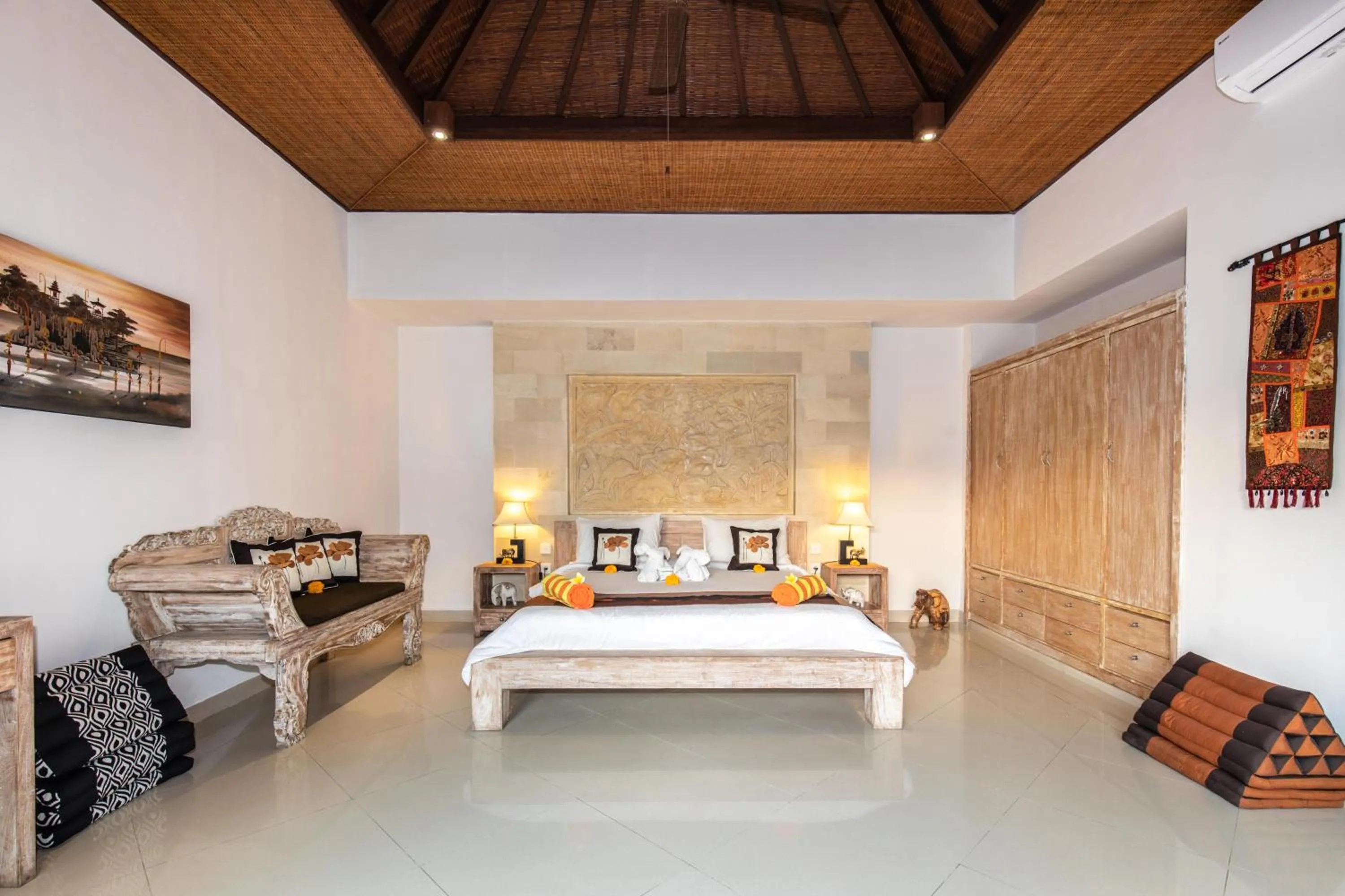 Bed in Taman Kesari Villas