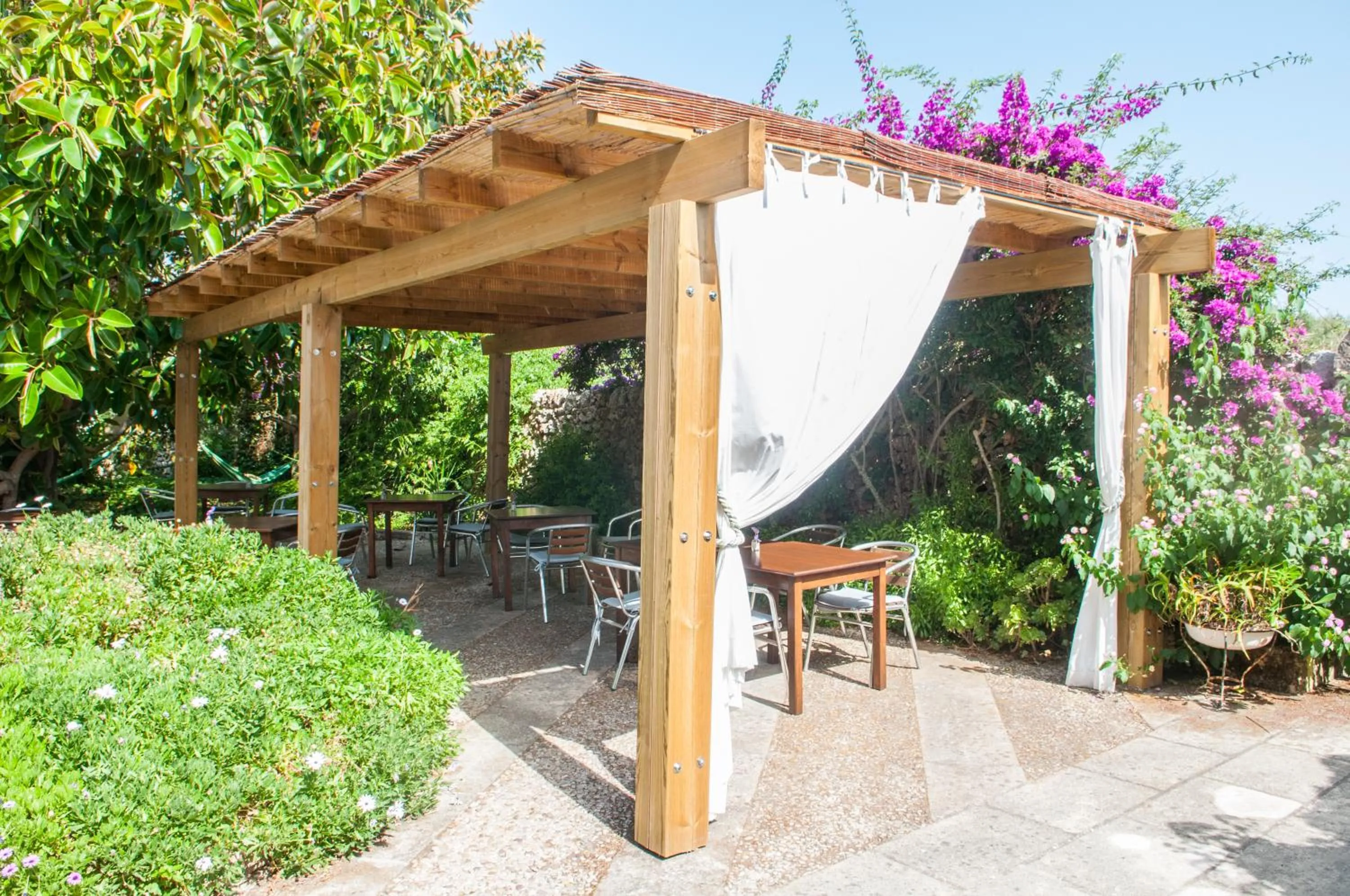 Restaurant/places to eat in Hotel Rural Biniarroca - Adults Only