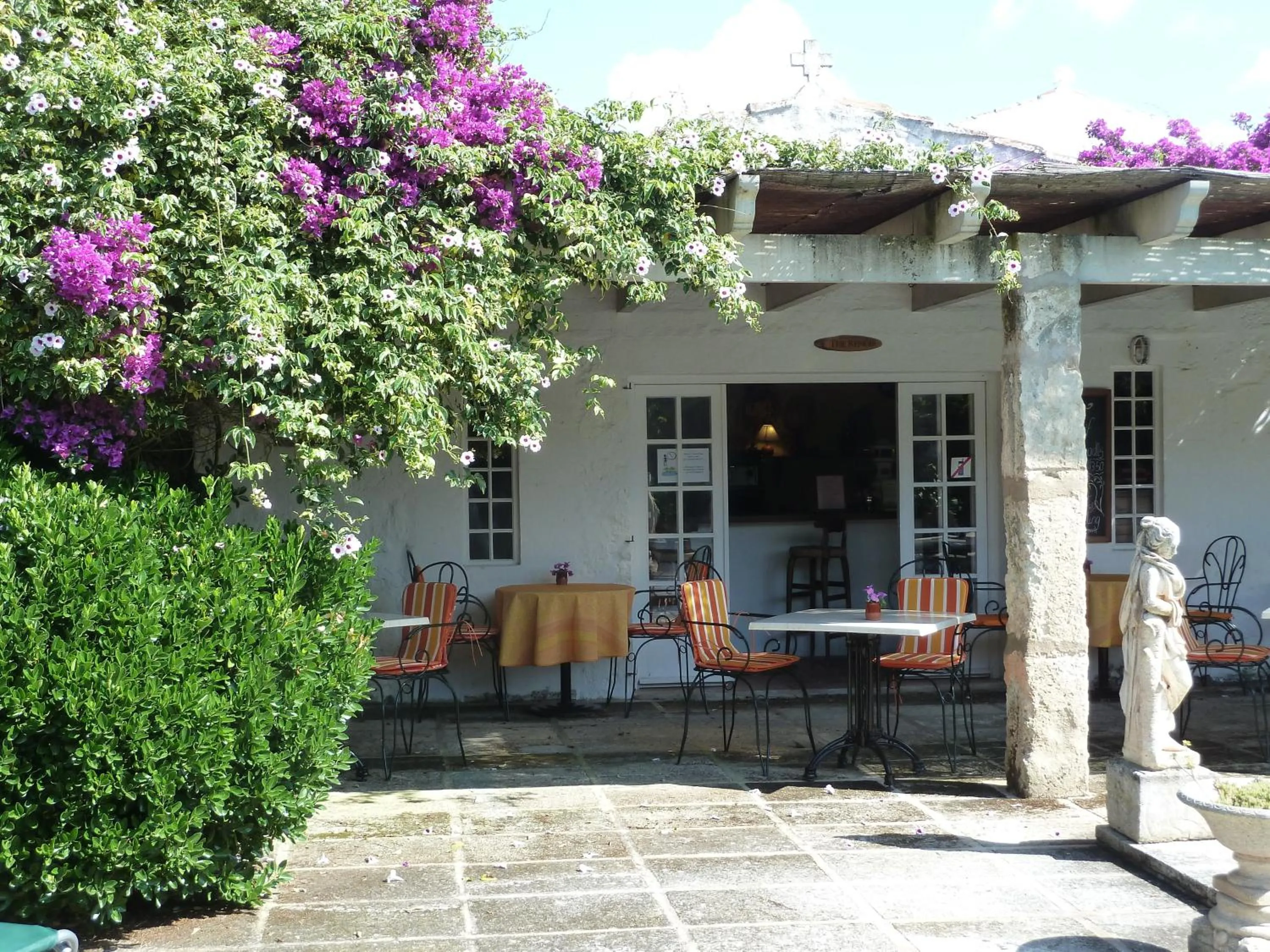 Restaurant/places to eat in Hotel Rural Biniarroca - Adults Only