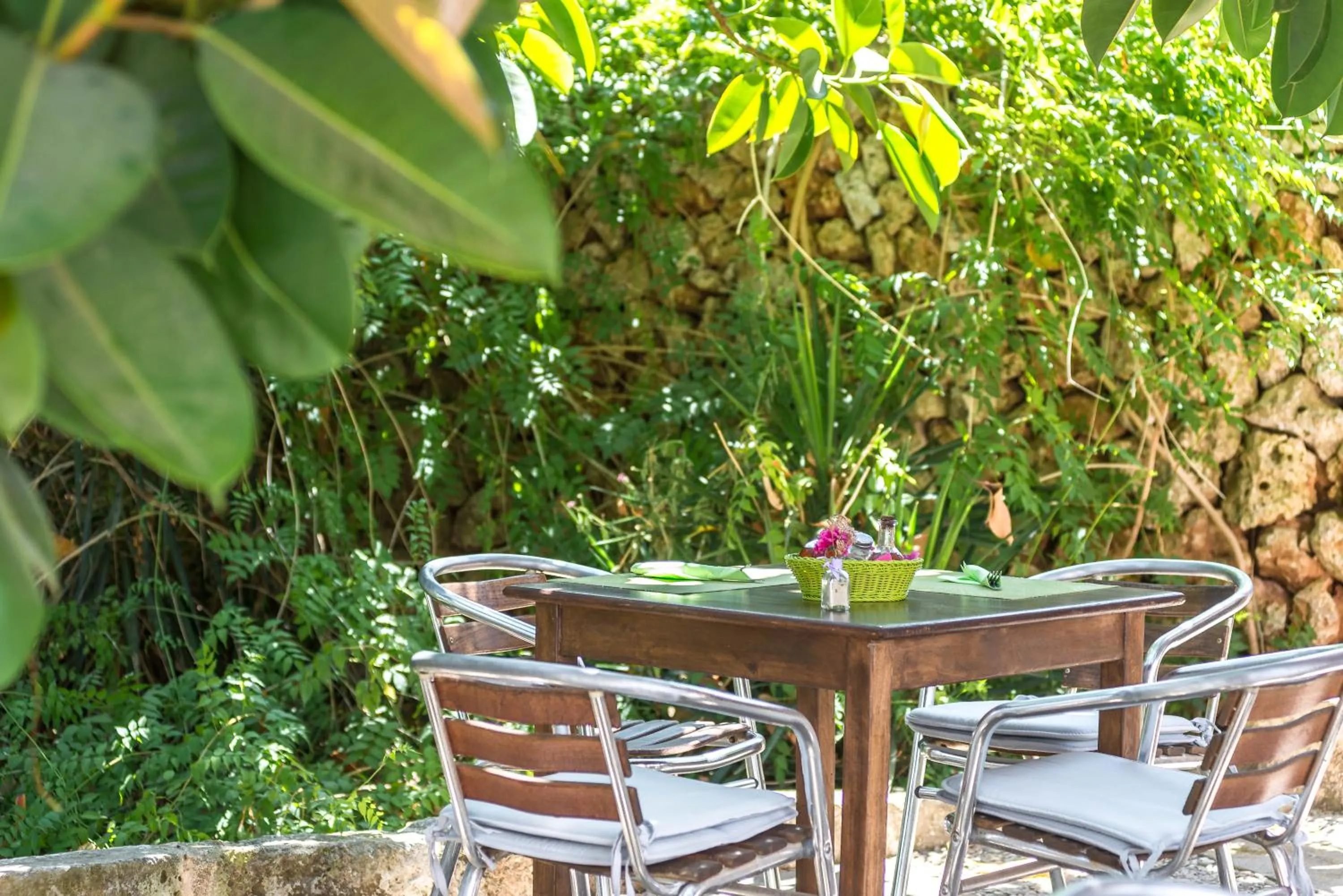 Restaurant/places to eat in Hotel Rural Biniarroca - Adults Only