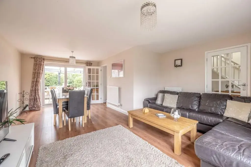 3-Bed Family Home with Parking & Large Garden 3-Bed Family Home with Parking & Large Garden