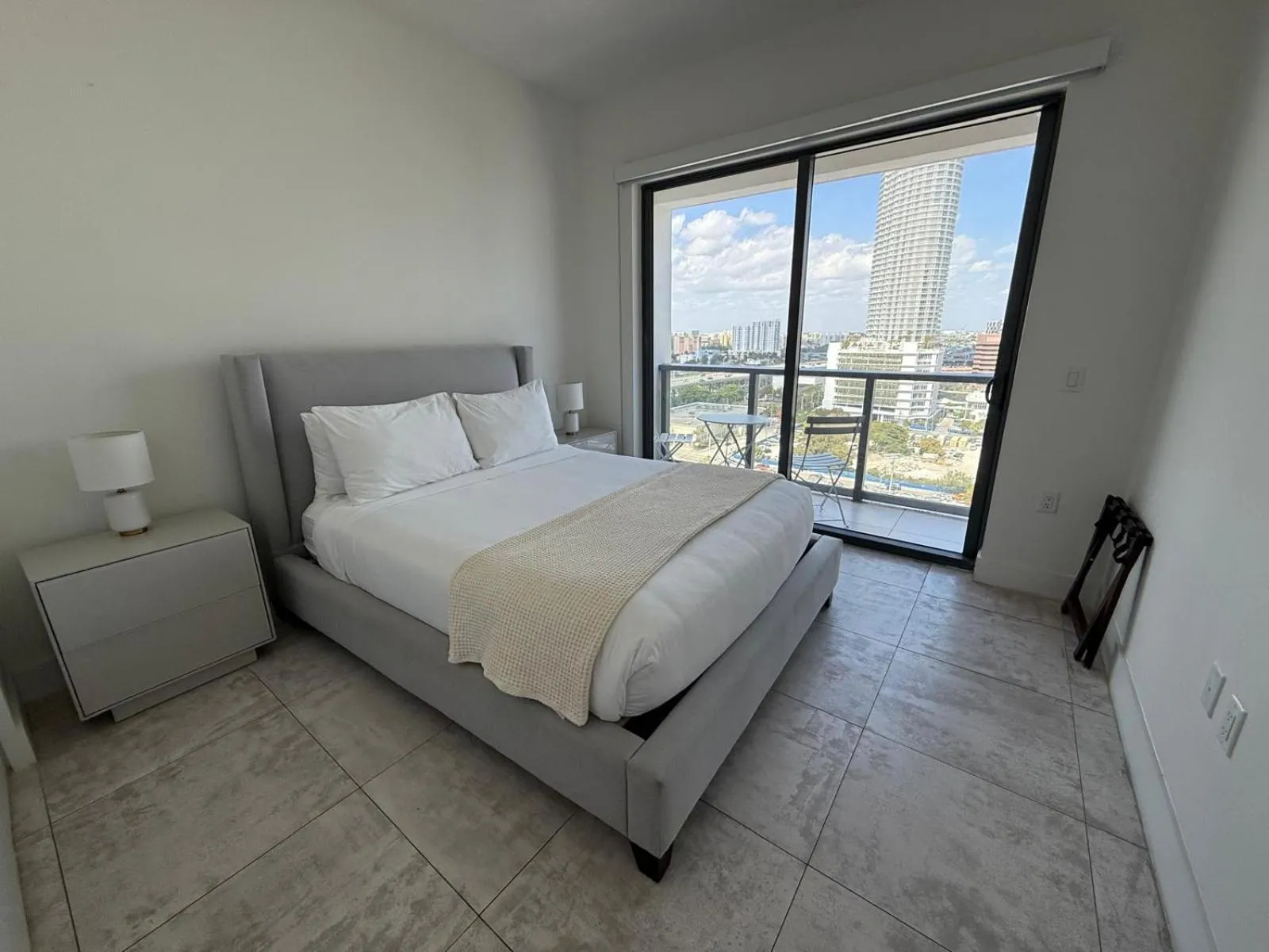 Bed in Smart Brickell Hotel
