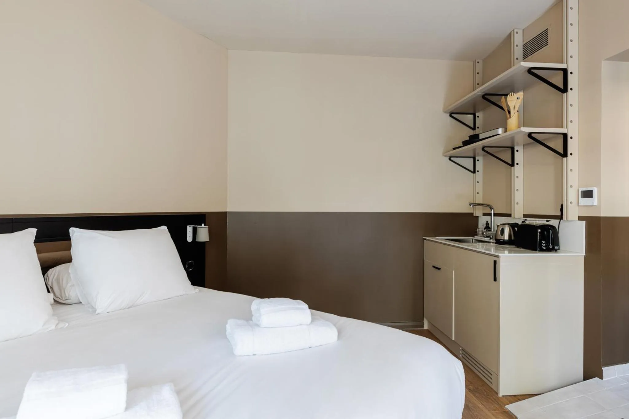 kitchen, Bed in Gogaille - Arago - Accès autonome