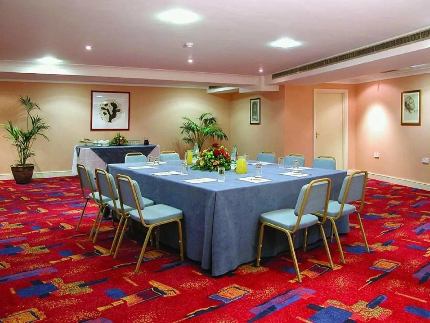 Business facilities in The Roundhouse