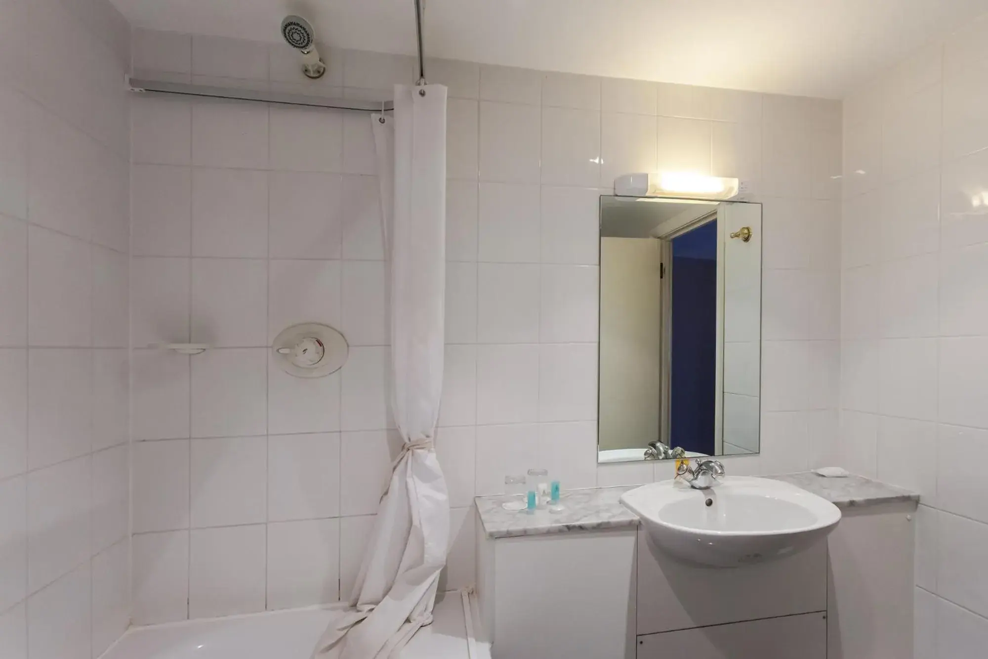 Superior Twin Room in The Roundhouse Superior Twin Room in The Roundhouse