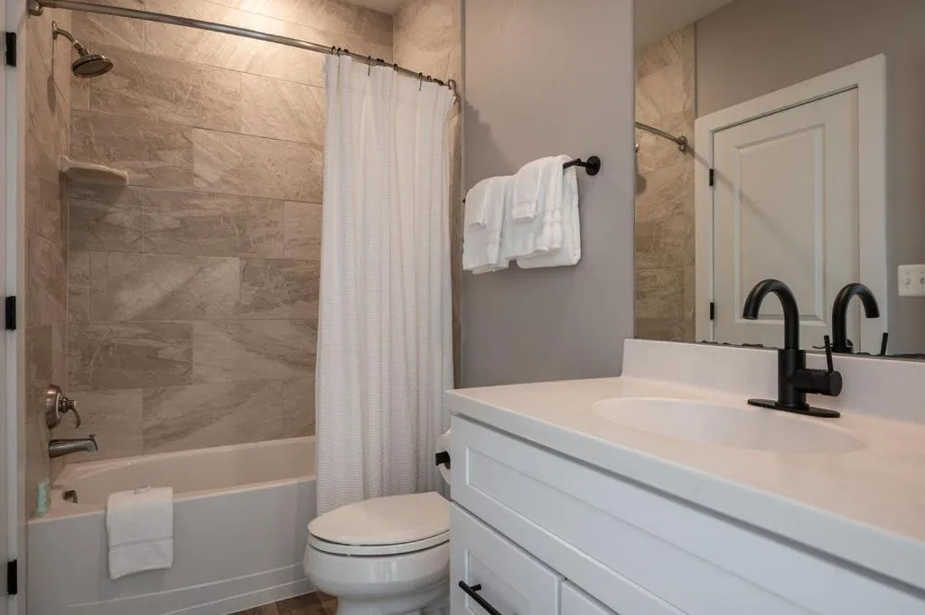 Piedmont Place Suite 402 Modern Apartment in Heart of Crozet