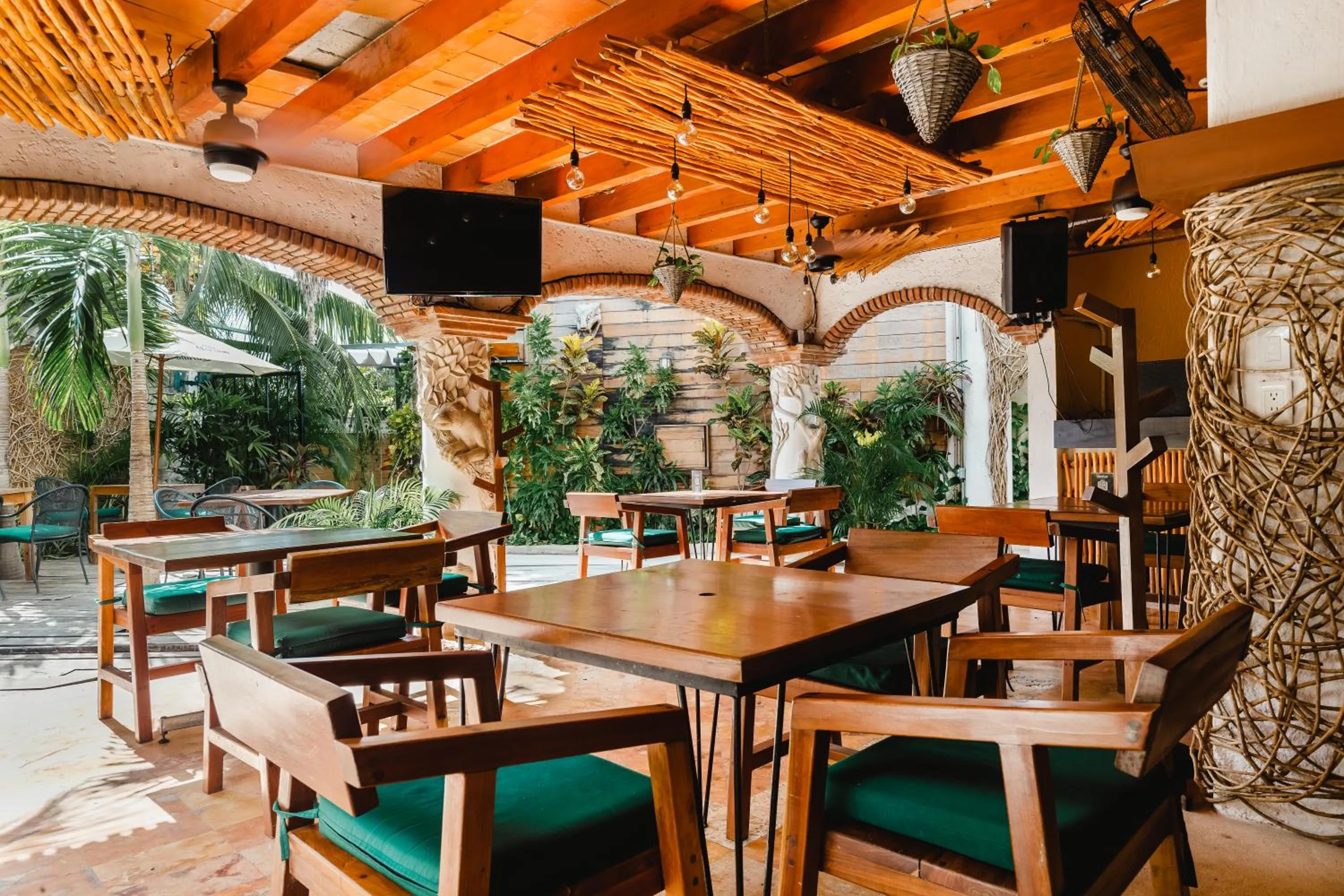 Restaurant/places to eat in Enigmatic Hotel Experience