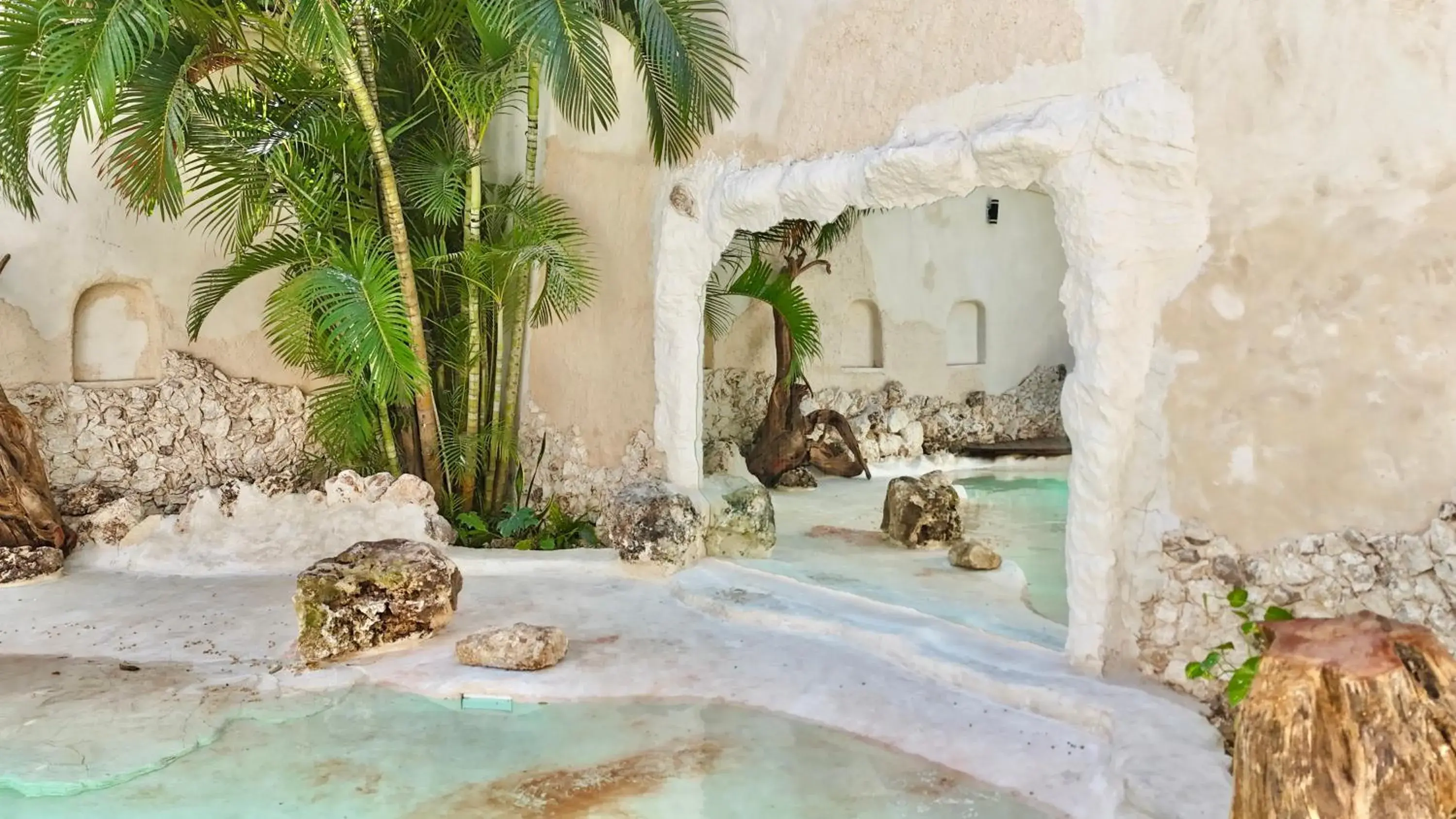 Swimming pool in Enigmatic Hotel Experience Swimming pool in Enigmatic Hotel Experience