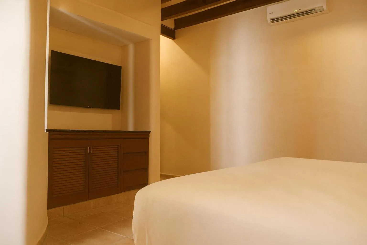 TV and multimedia, Bed in Enigmatic Hotel Experience