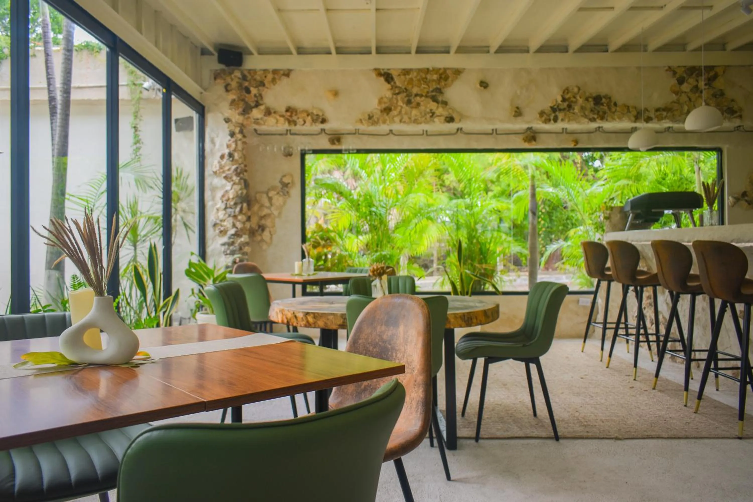 Restaurant/places to eat in Enigmatic Hotel Experience