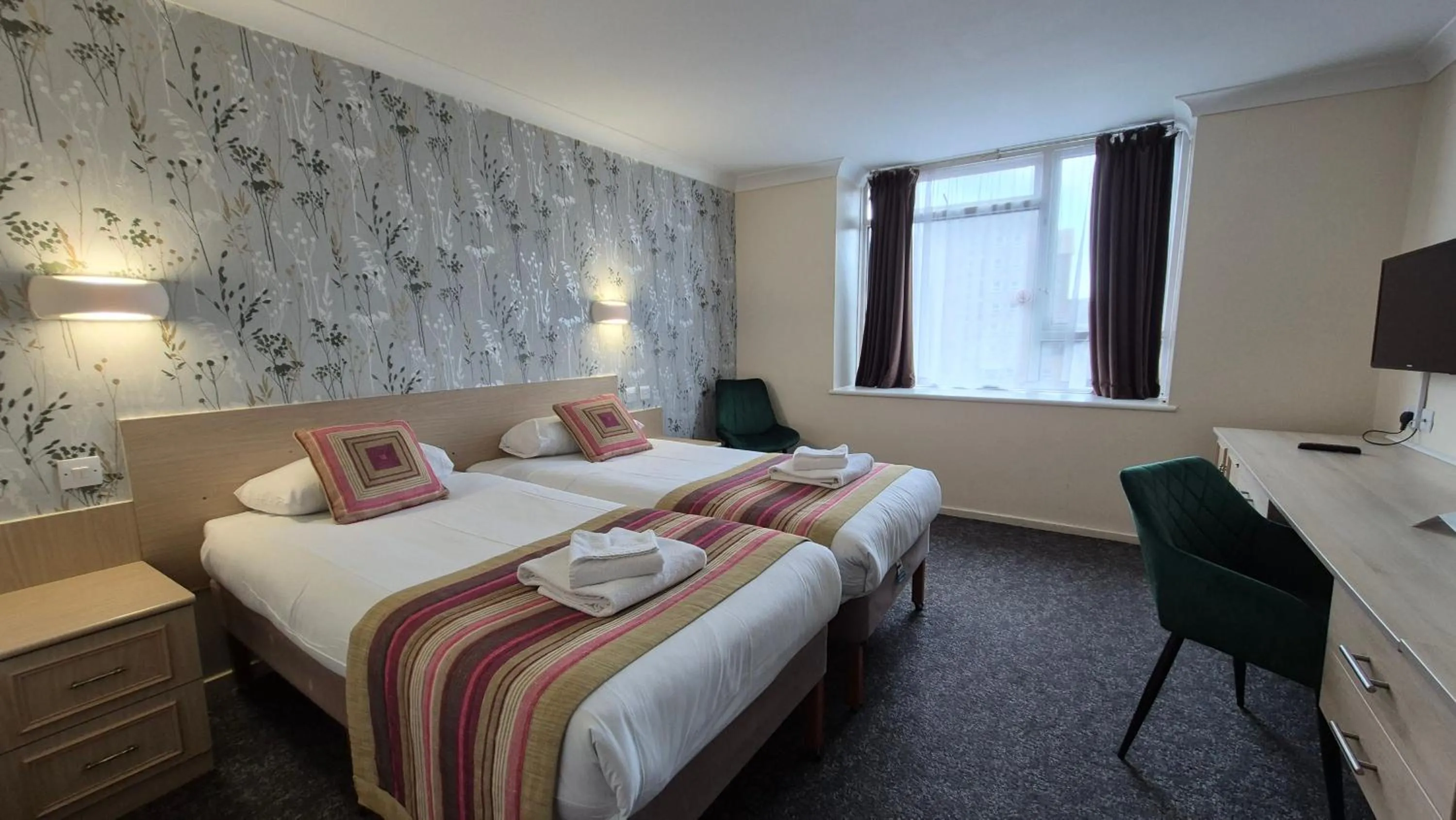Photo of the whole room, Bed in Heathlands Hotel