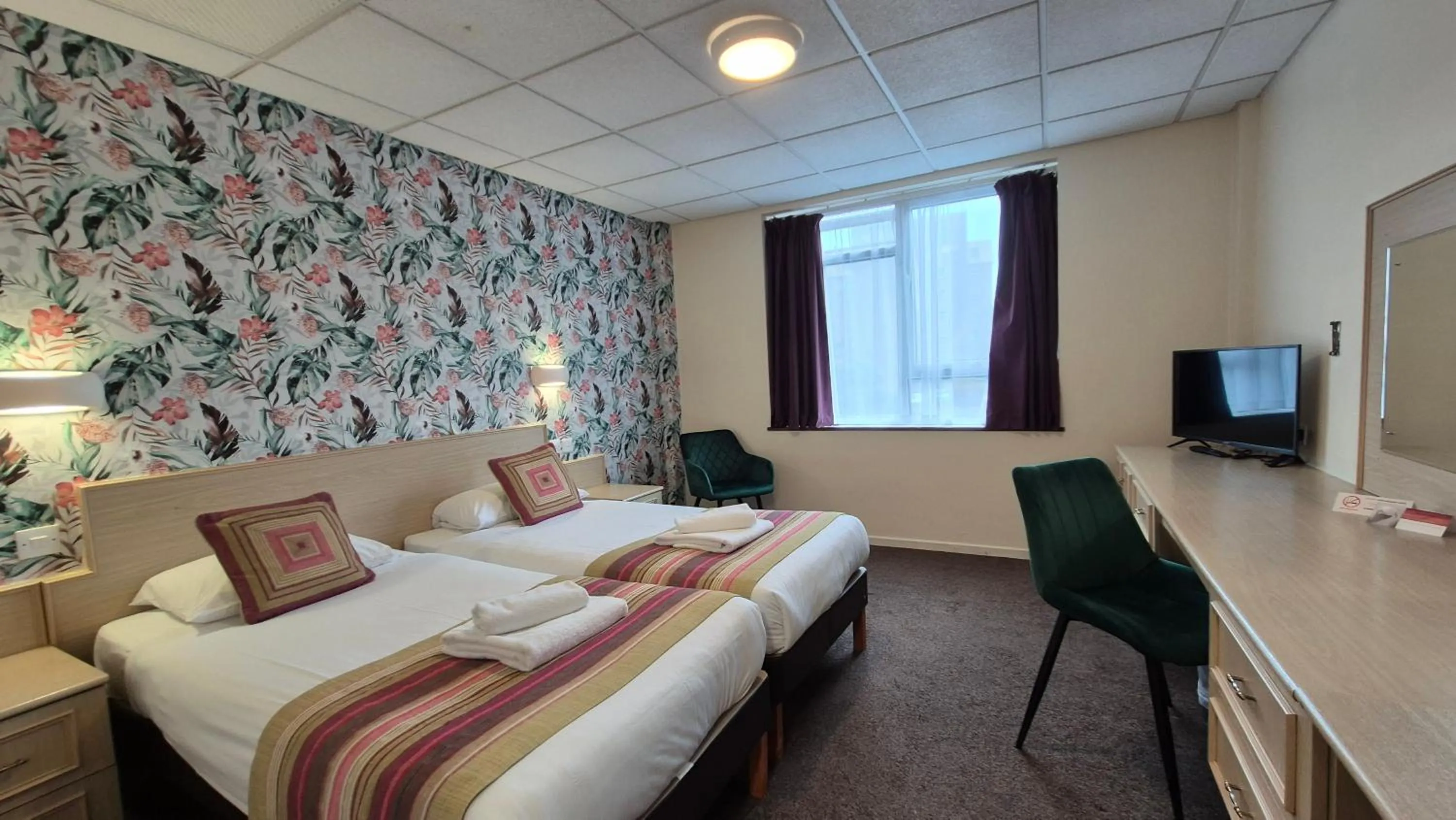 Photo of the whole room, Bed in Heathlands Hotel