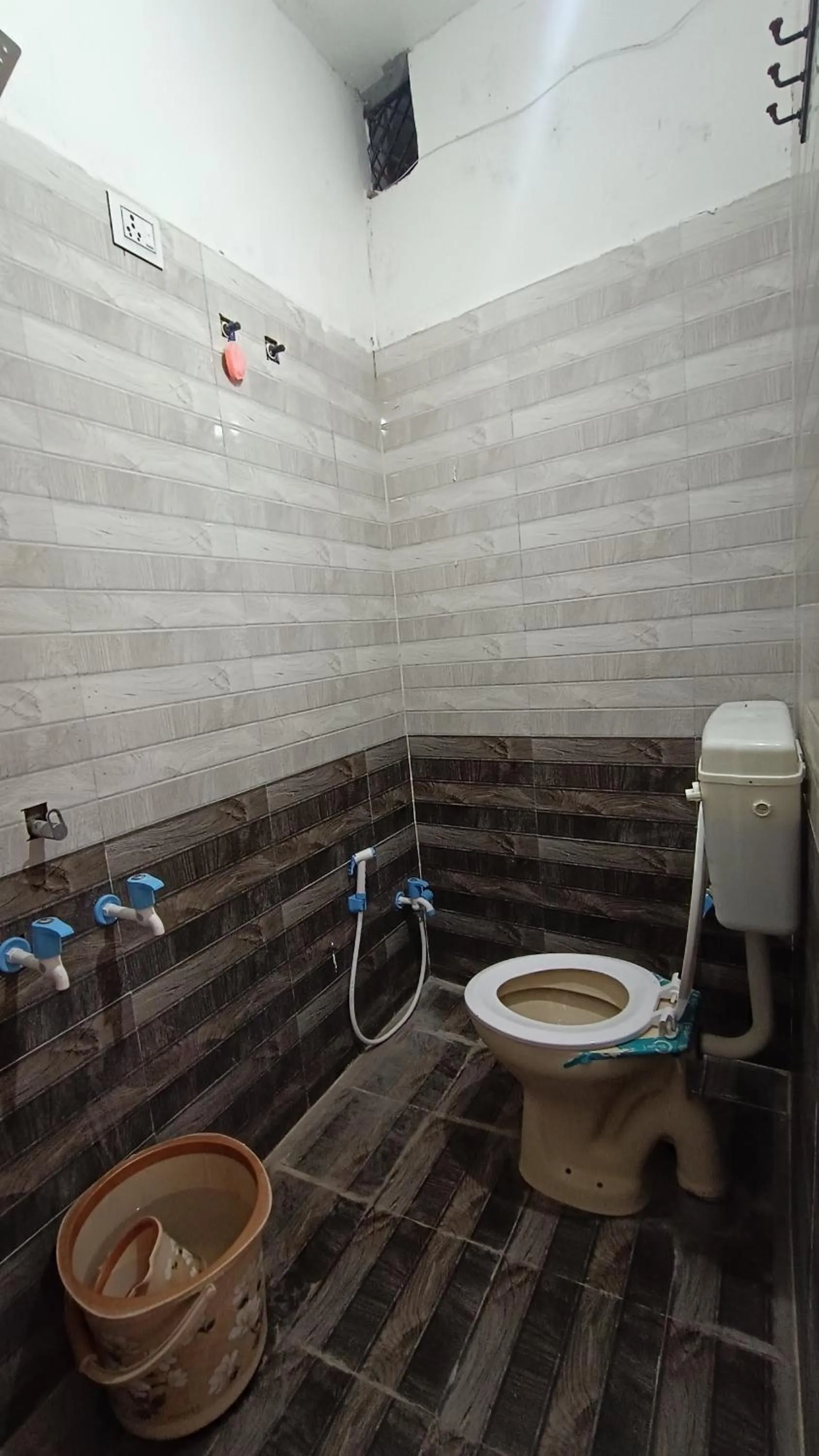 Shower in SHREE RAM KUTI