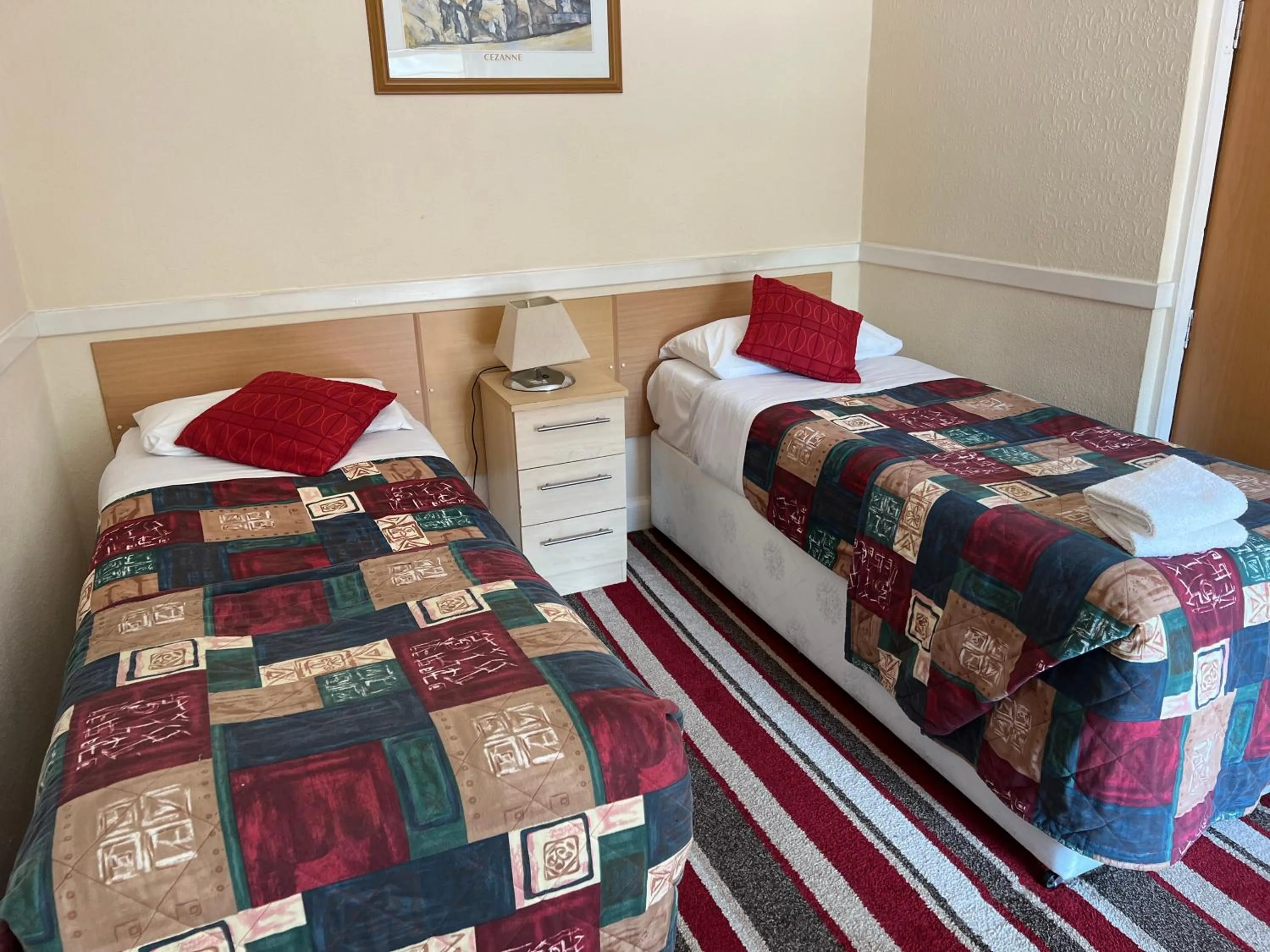 Photo of the whole room, Bed in Strathpeffer Hotel