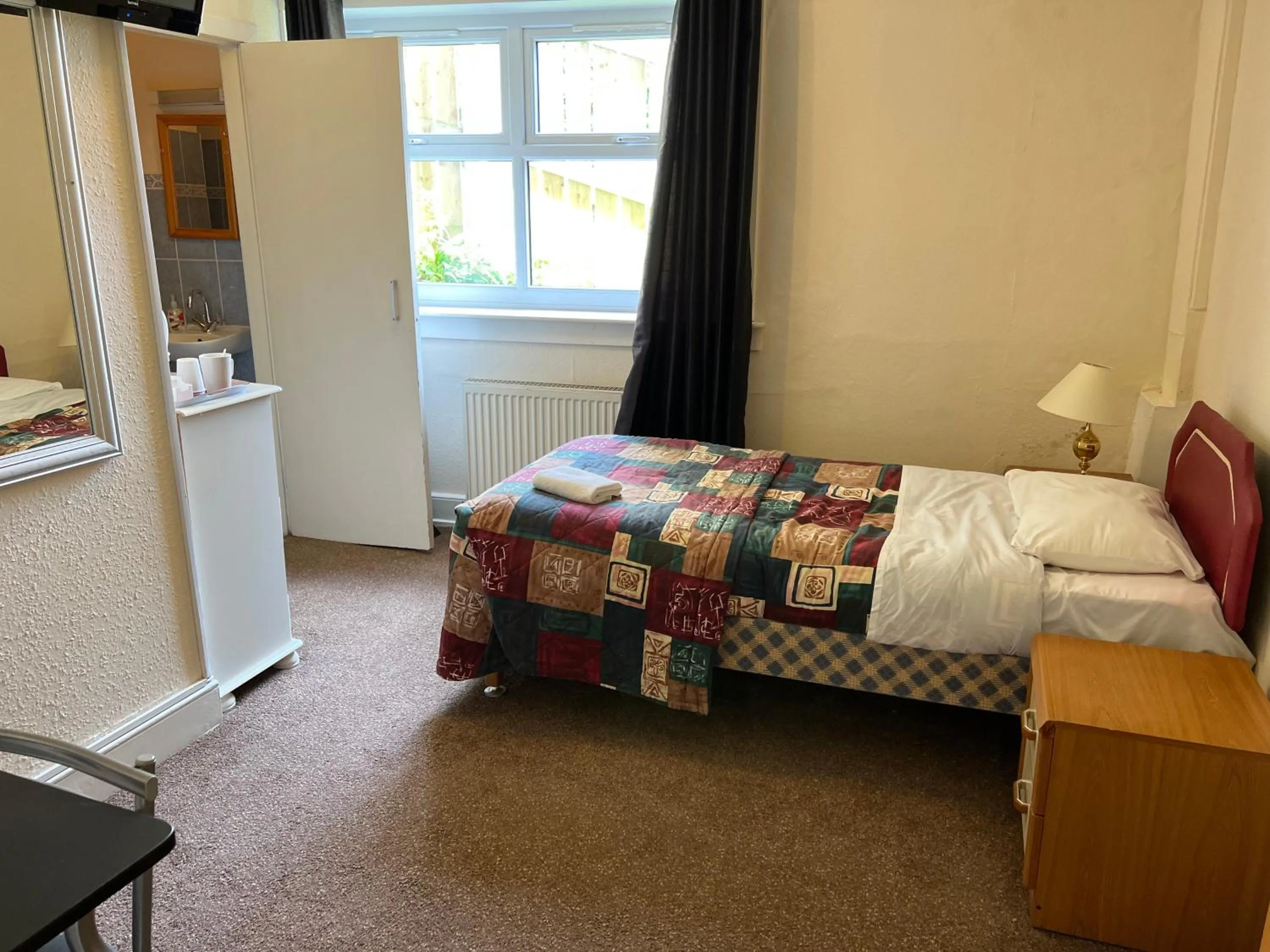 Photo of the whole room, Bed in Strathpeffer Hotel