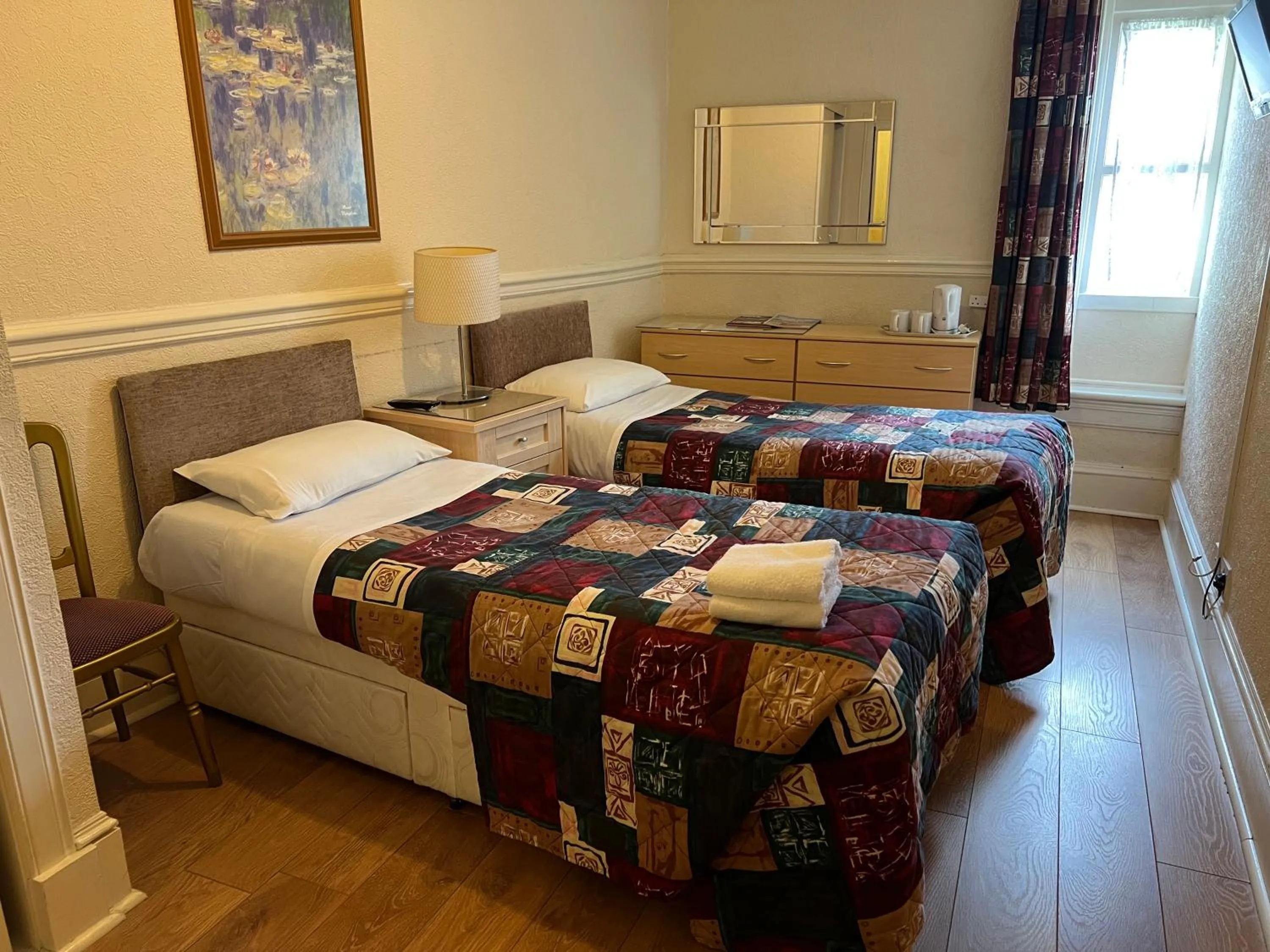 Photo of the whole room, Bed in Strathpeffer Hotel