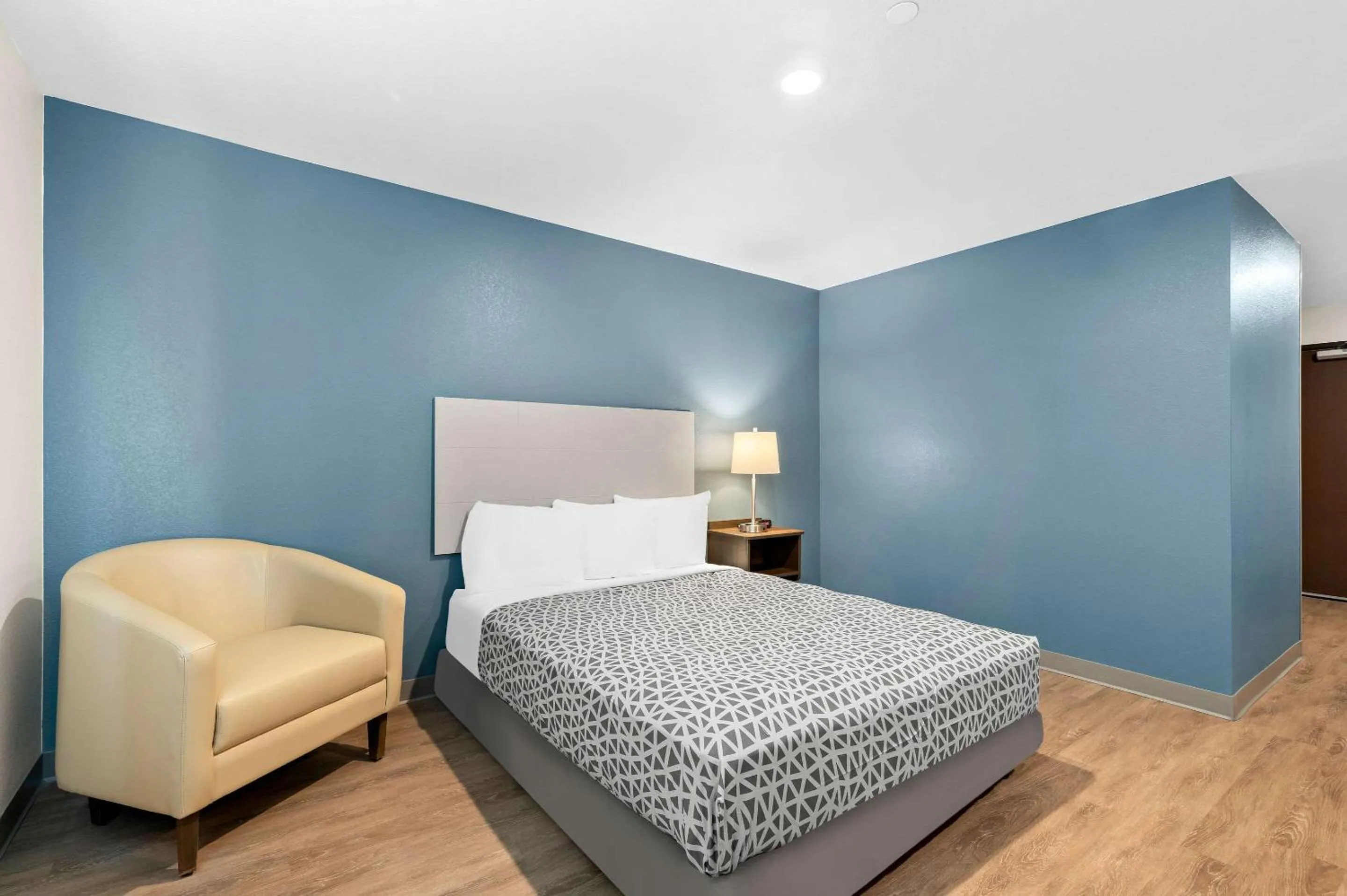 Bedroom, Bed in WoodSpring Suites Indio - Coachella Valley