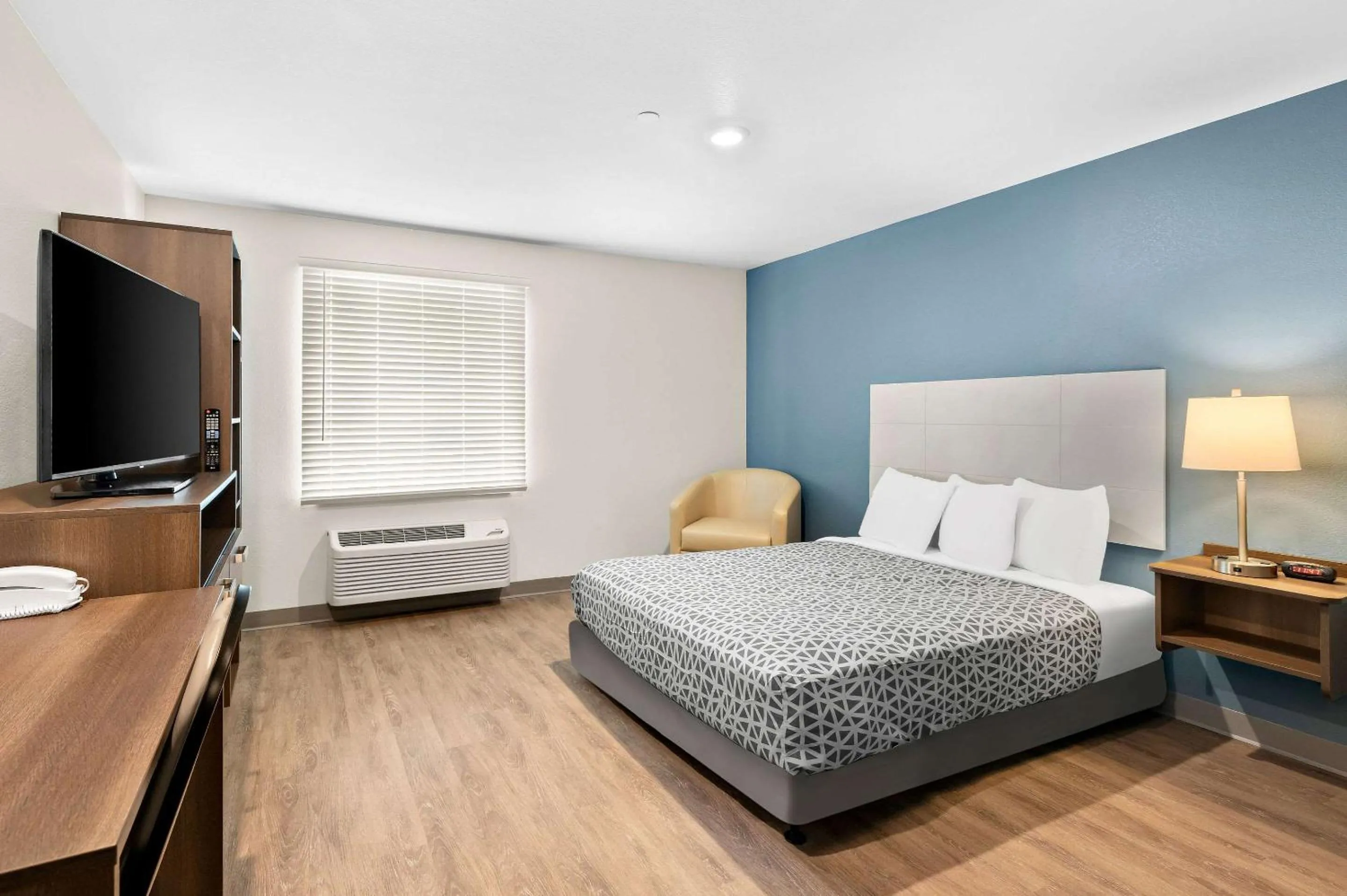 Bedroom, Bed in WoodSpring Suites Indio - Coachella Valley