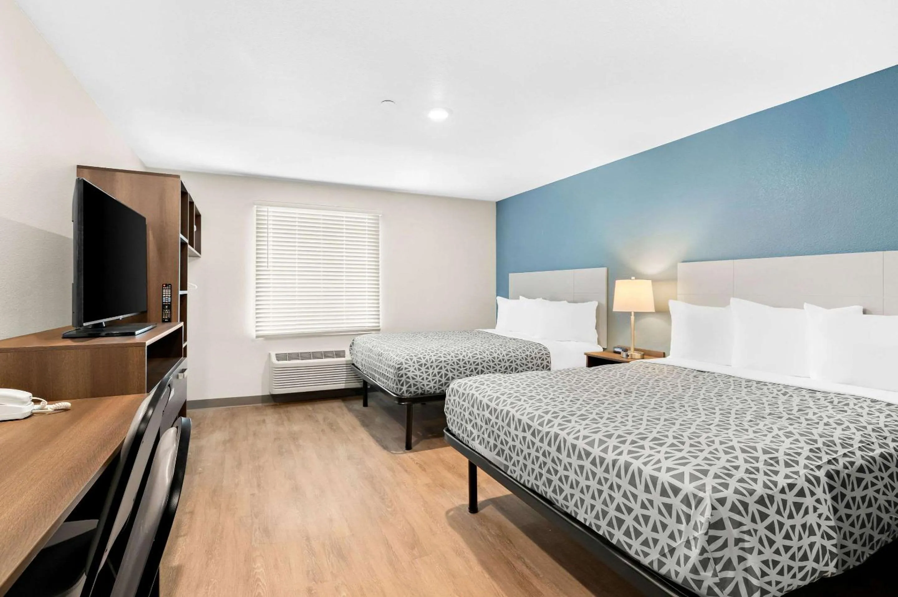 Bedroom, Bed in WoodSpring Suites Indio - Coachella Valley