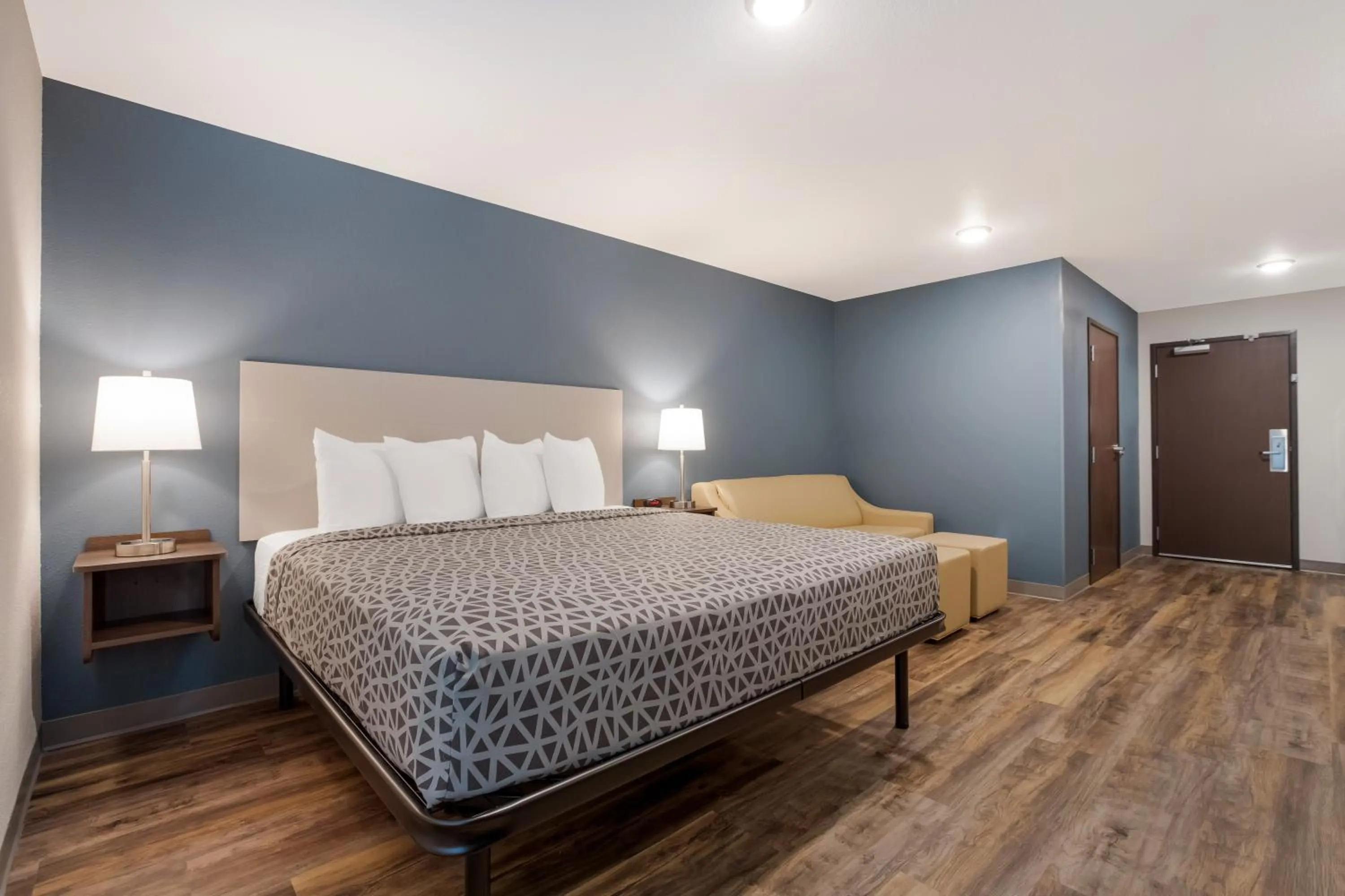 Bedroom, Bed in WoodSpring Suites Indio - Coachella Valley