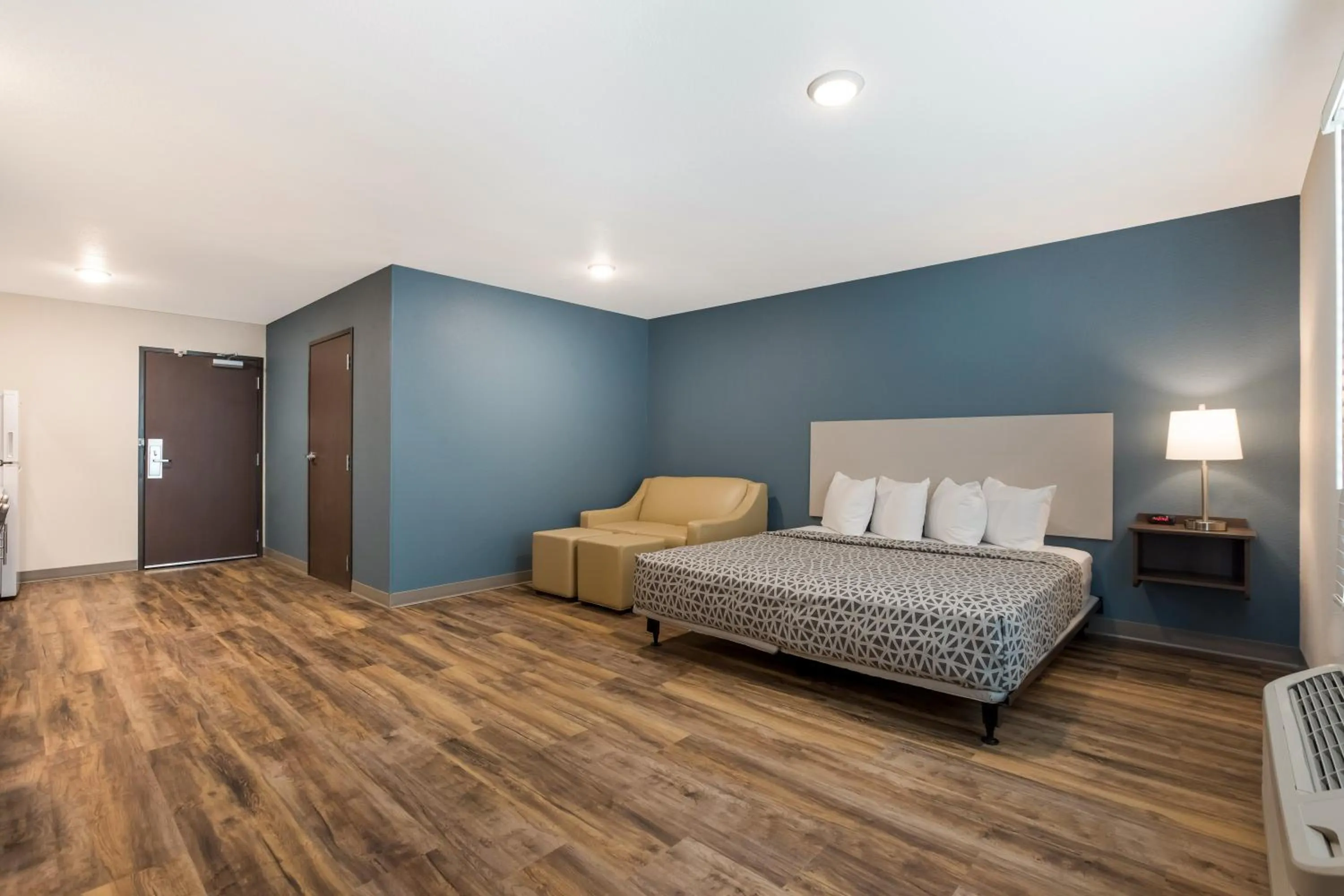 Bedroom, Bed in WoodSpring Suites Indio - Coachella Valley