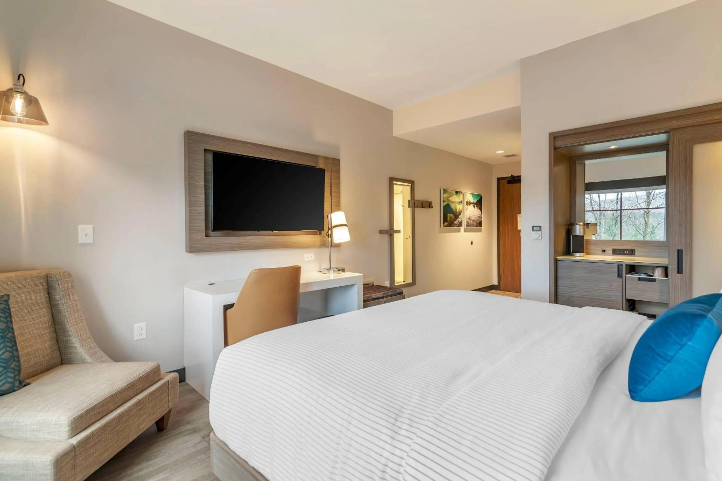 Bedroom, Bed in Cambria Hotel Lake Placid - Lakeside Resort