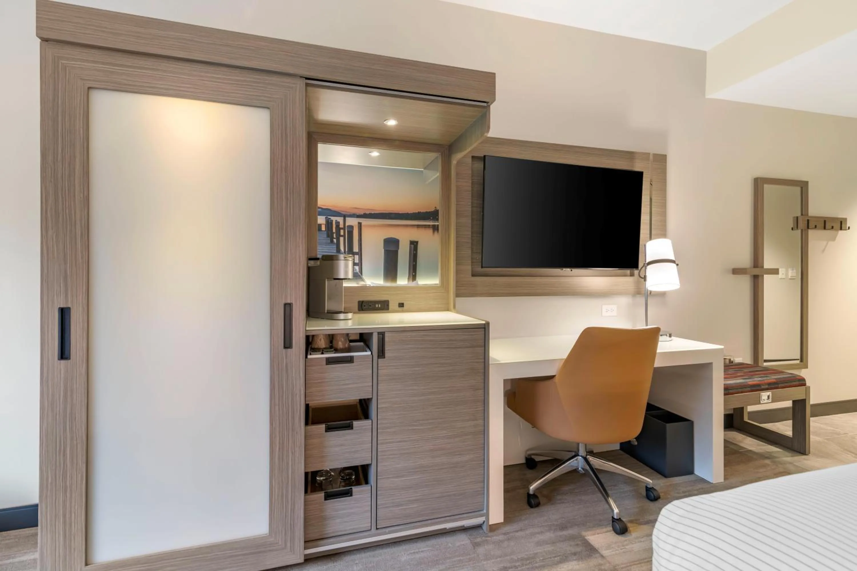 TV and multimedia, Bed in Cambria Hotel Lake Placid - Lakeside Resort