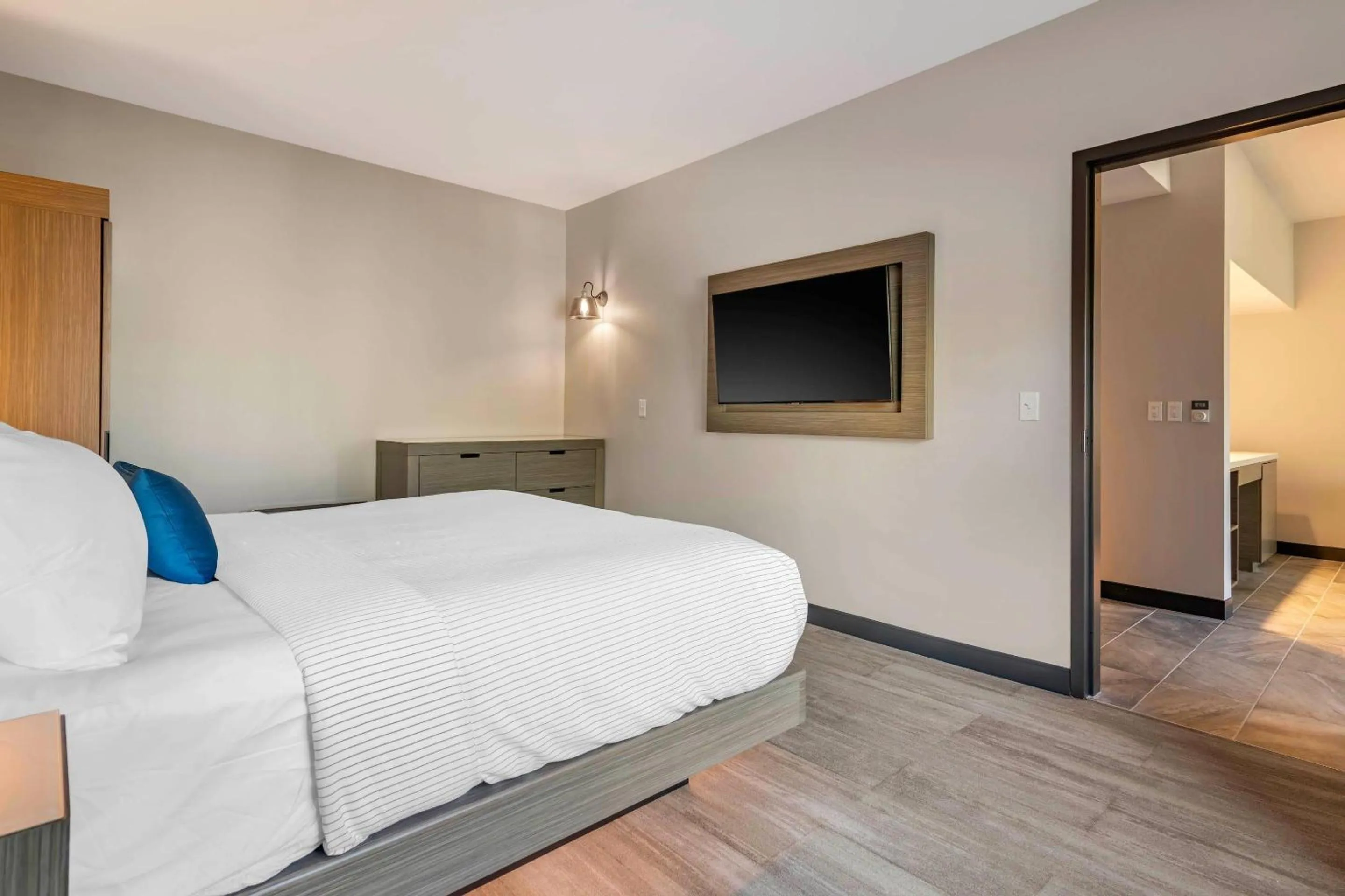 Bedroom, Bed in Cambria Hotel Lake Placid - Lakeside Resort