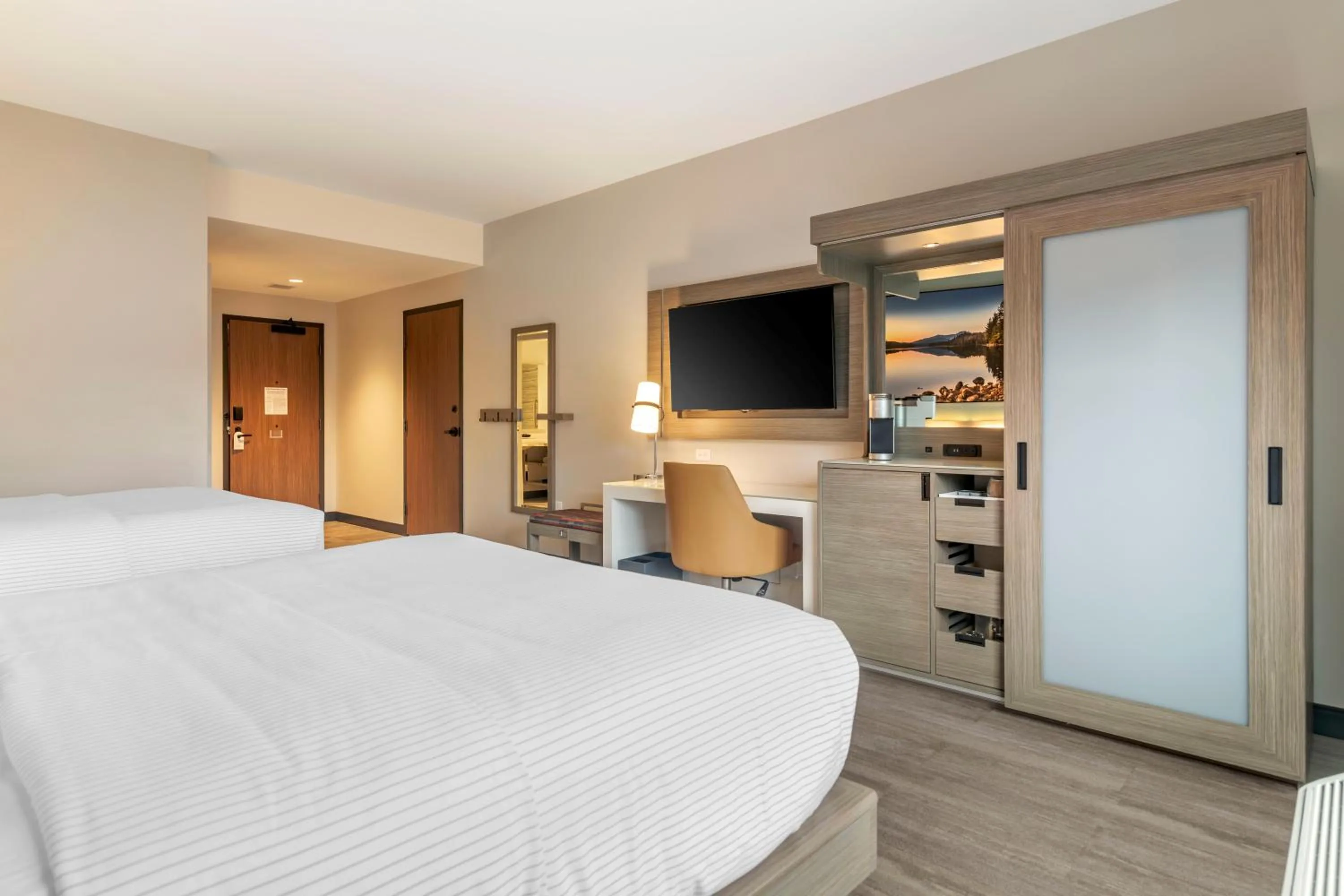 TV and multimedia, Bed in Cambria Hotel Lake Placid - Lakeside Resort