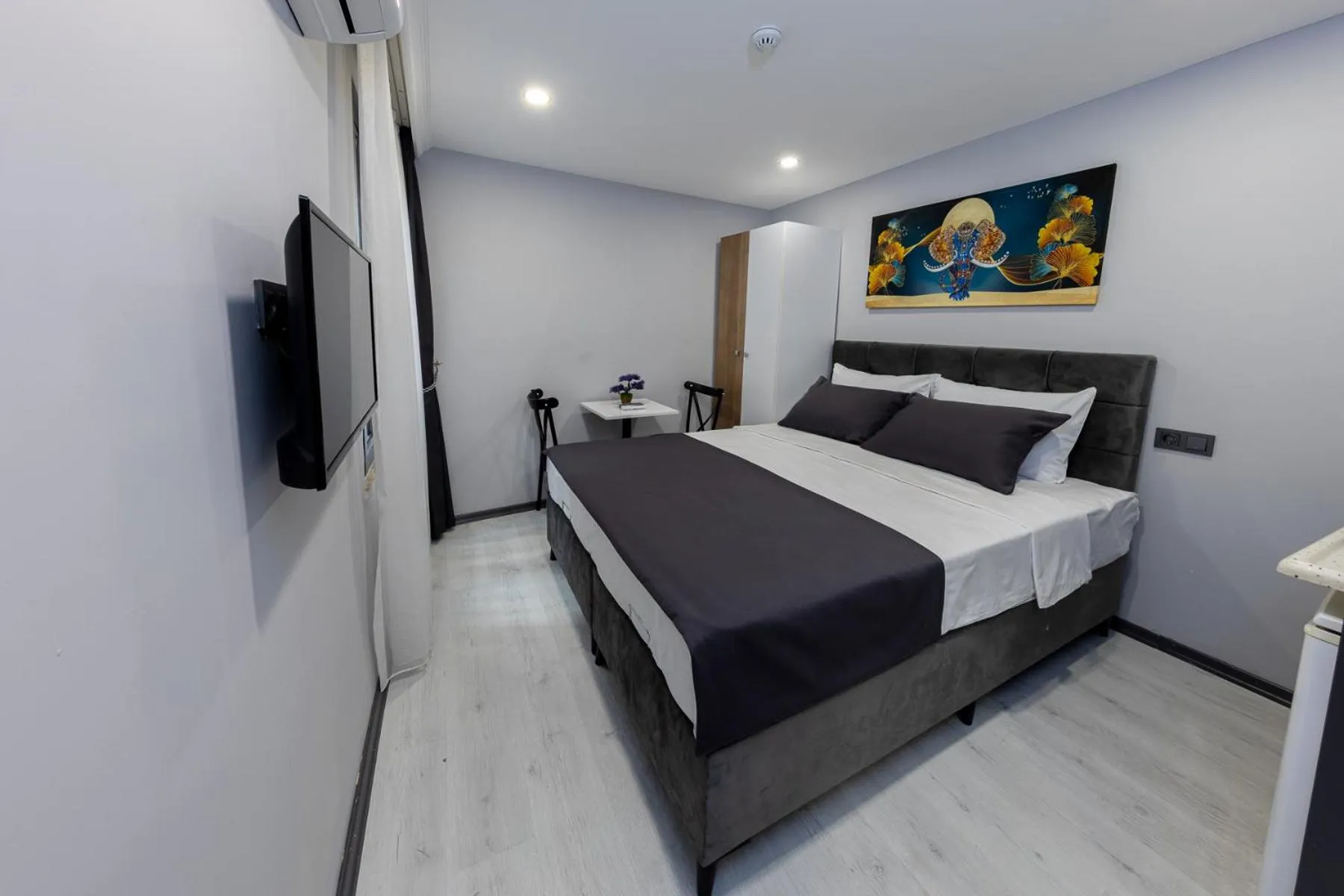 Communal lounge/ TV room, Bed in Aya Langa Guest House