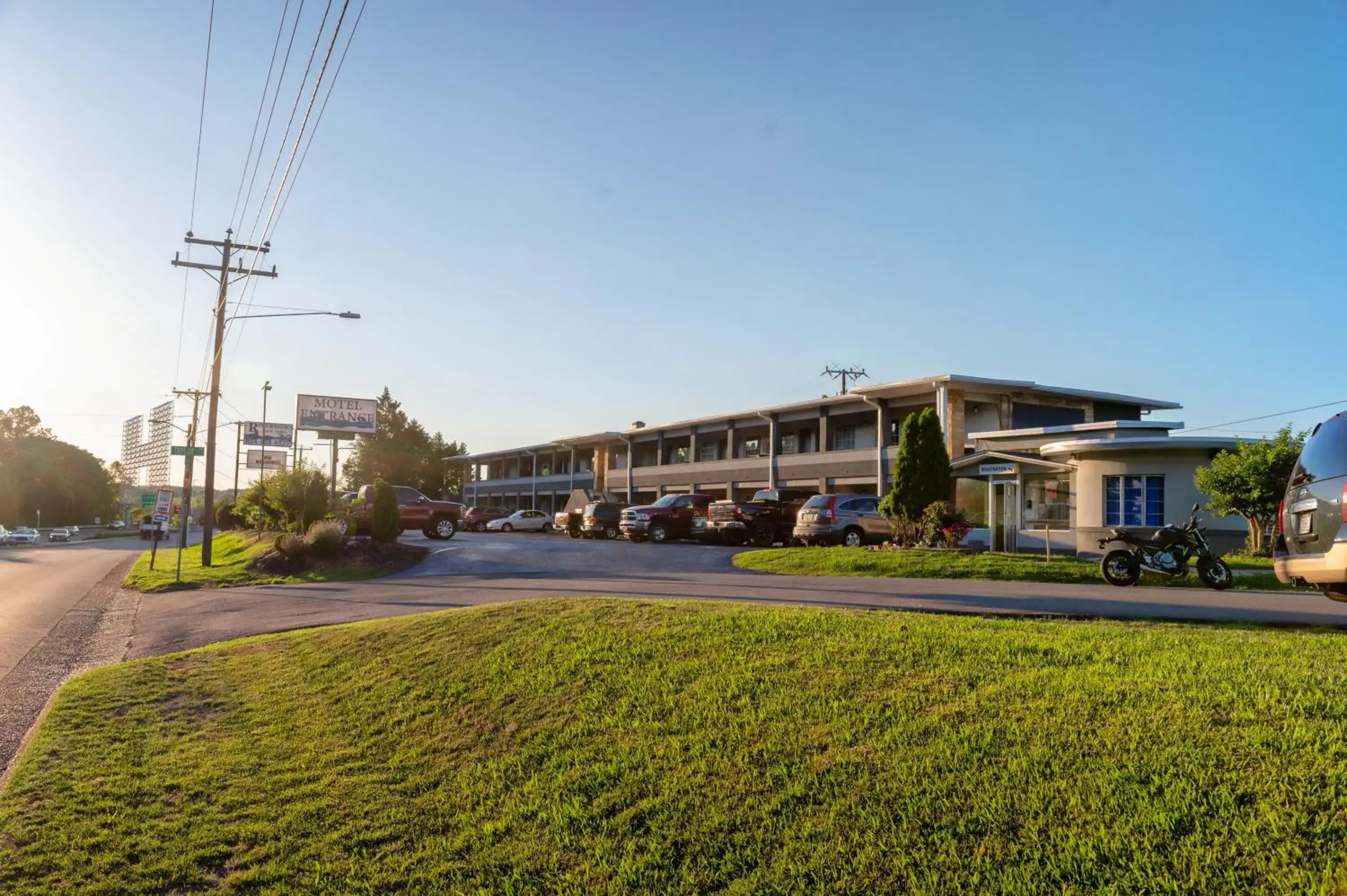 Riverside Inn and Suites Riverside Inn and Suites