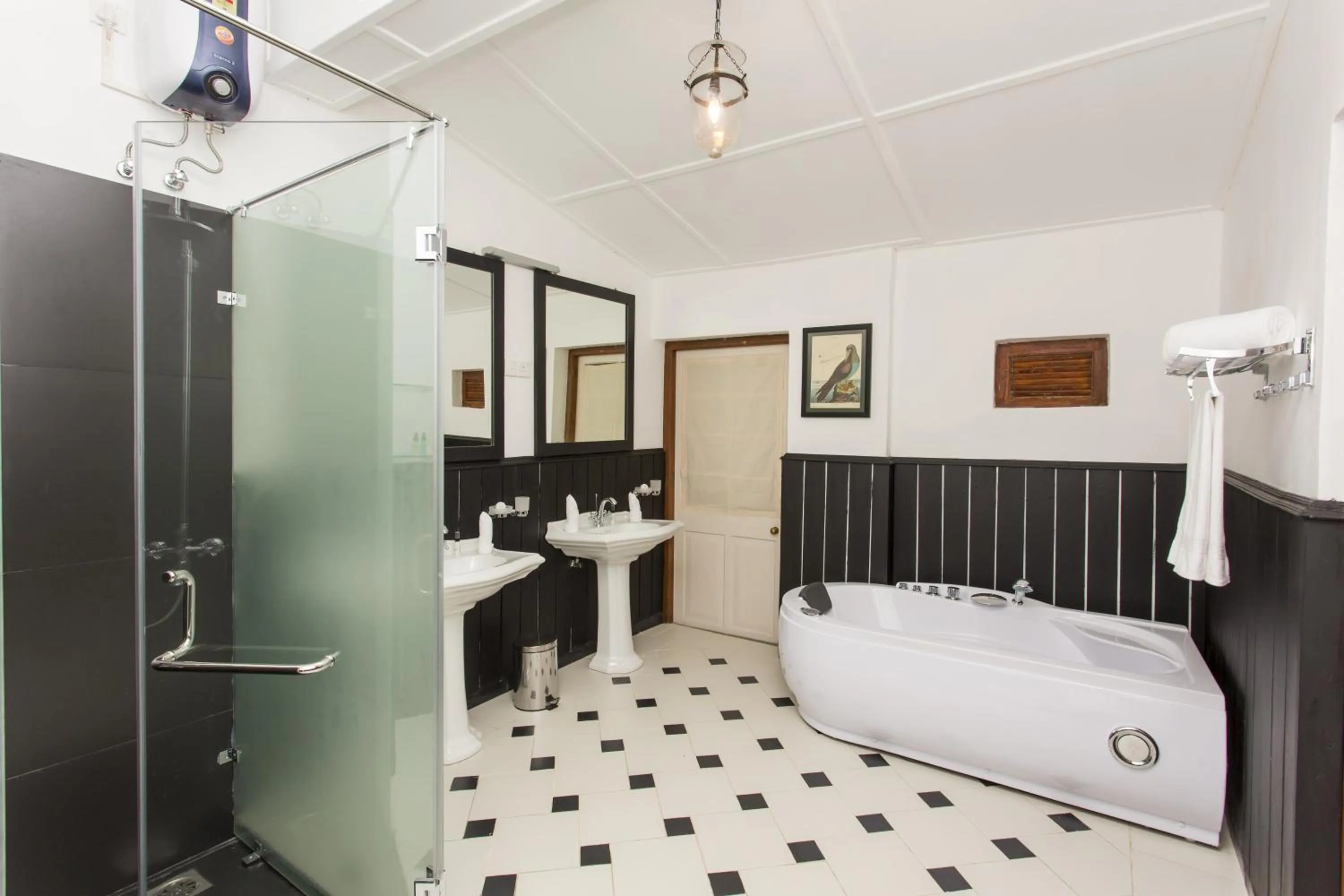 Shower, Bed in Mountbatten Bungalow- Thema Collection