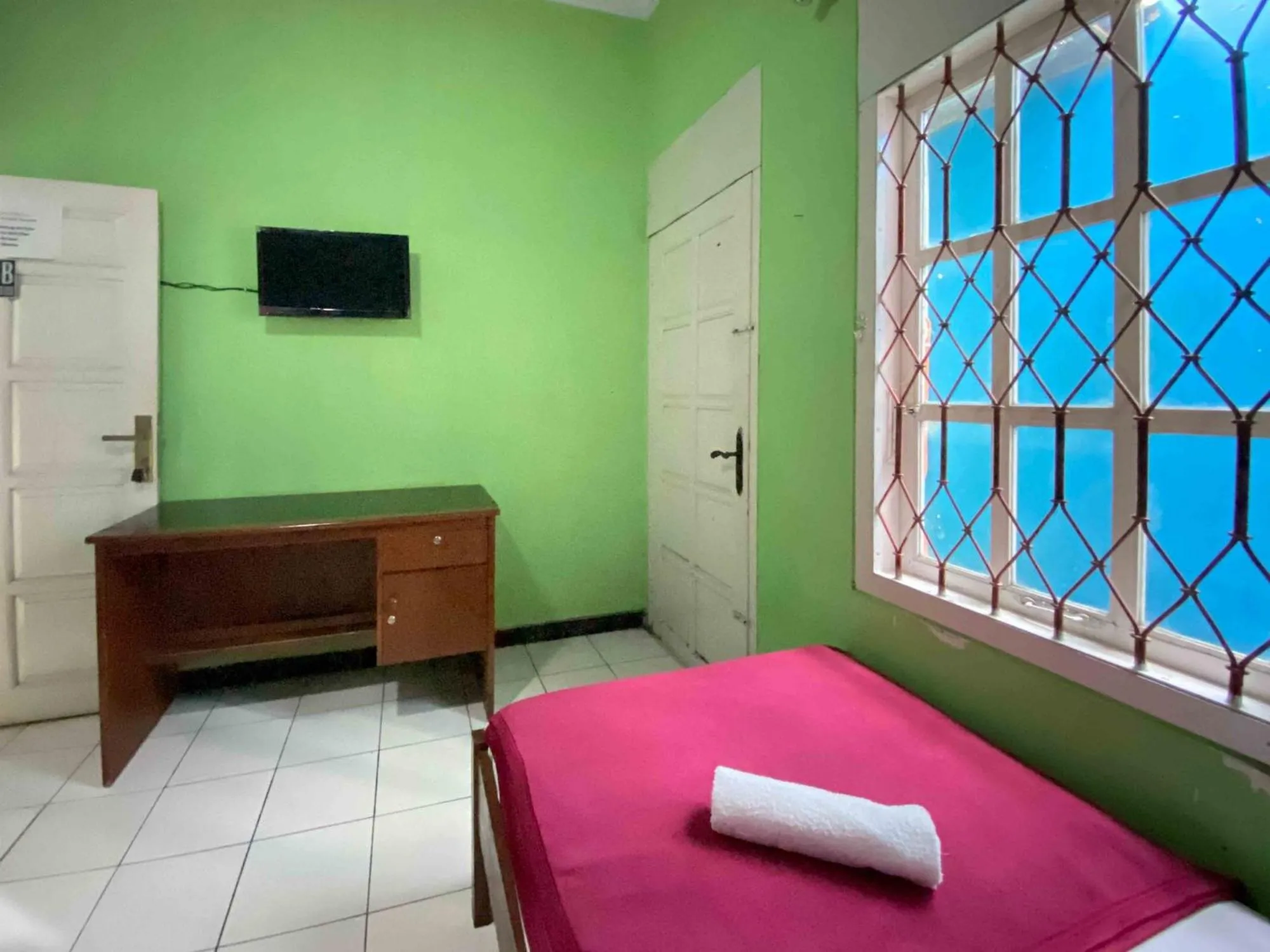 Bed in Guest House Hj Muriyah Syariah Slawi Mitra RedDoorz