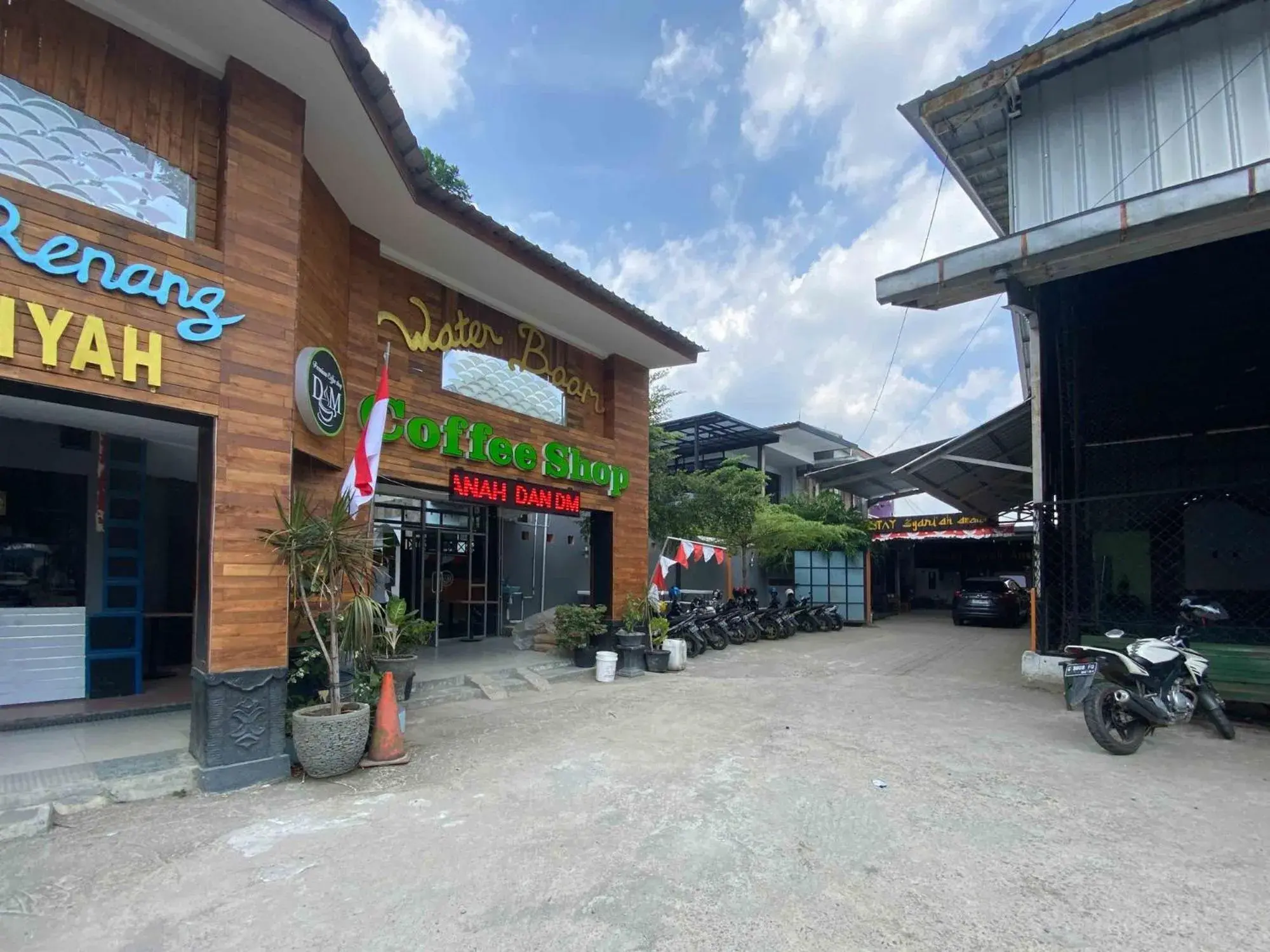 Property building in Guest House Hj Muriyah Syariah Slawi Mitra RedDoorz Property building in Guest House Hj Muriyah Syariah Slawi Mitra RedDoorz