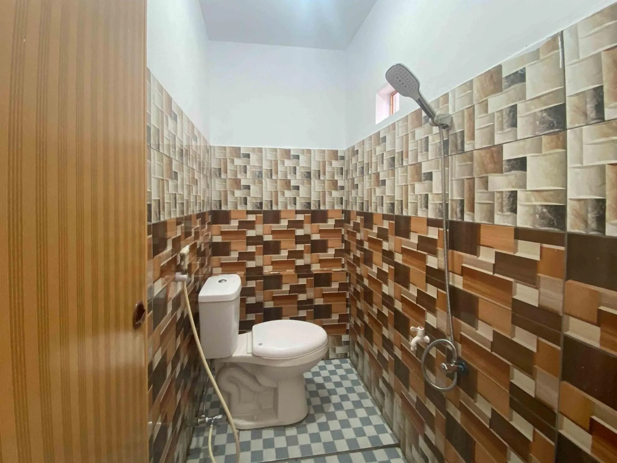 Shower in Guest House Hj Muriyah Syariah Slawi Mitra RedDoorz