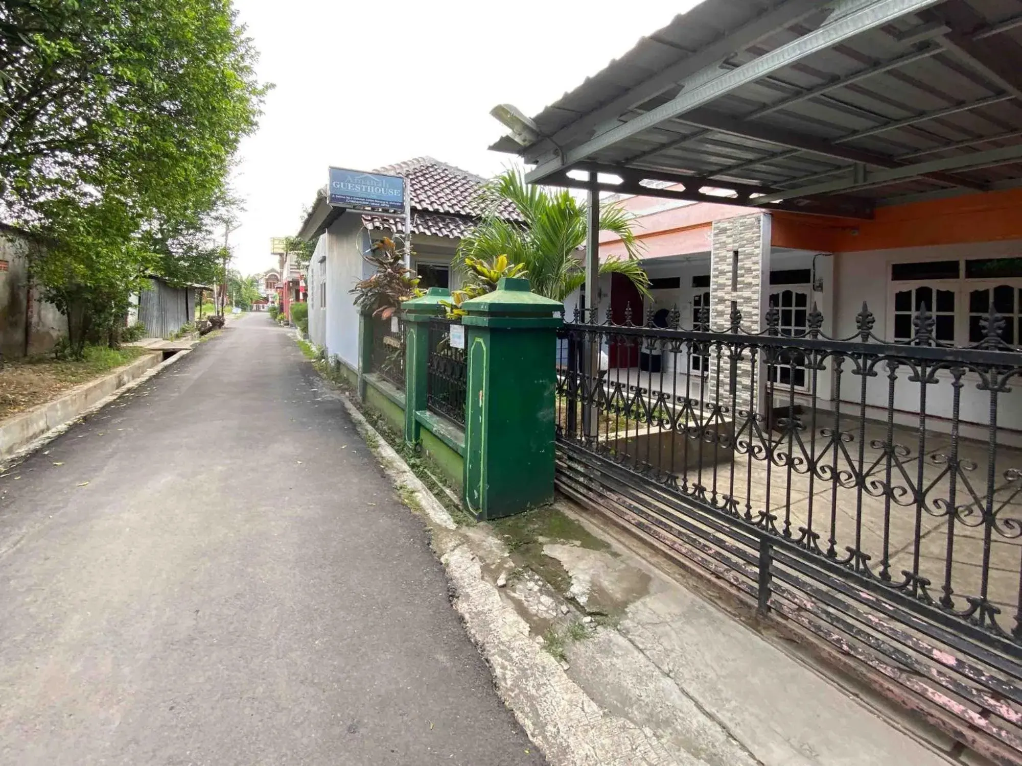 Property building in Guest House Hj Muriyah Syariah Slawi Mitra RedDoorz Property building in Guest House Hj Muriyah Syariah Slawi Mitra RedDoorz