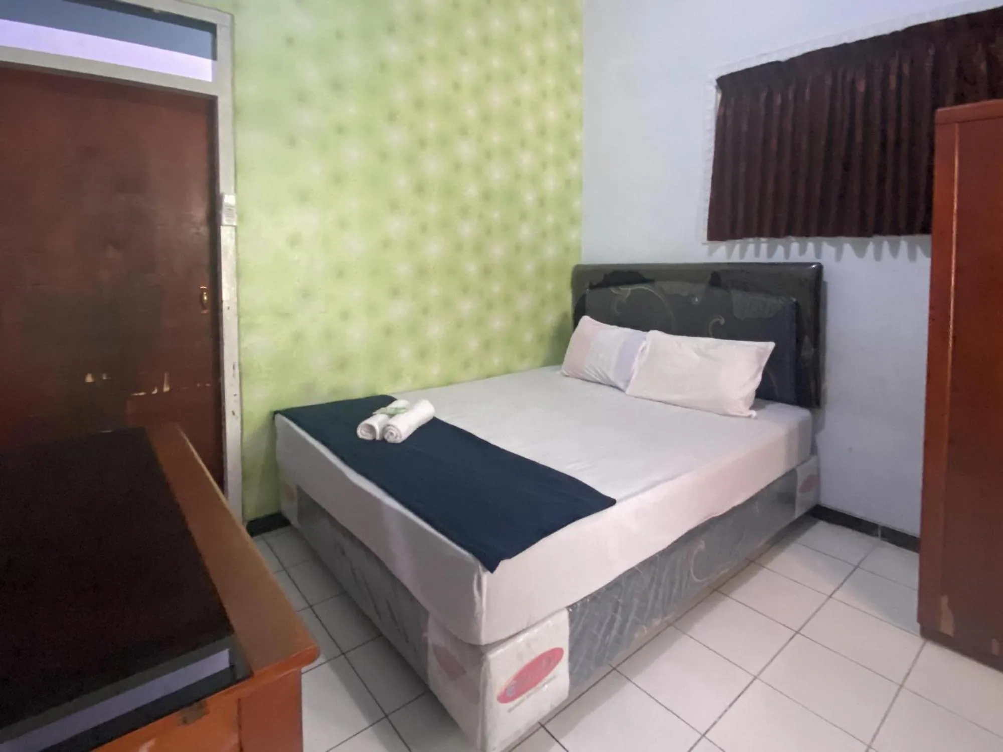 Bed in Guest House Hj Muriyah Syariah Slawi Mitra RedDoorz