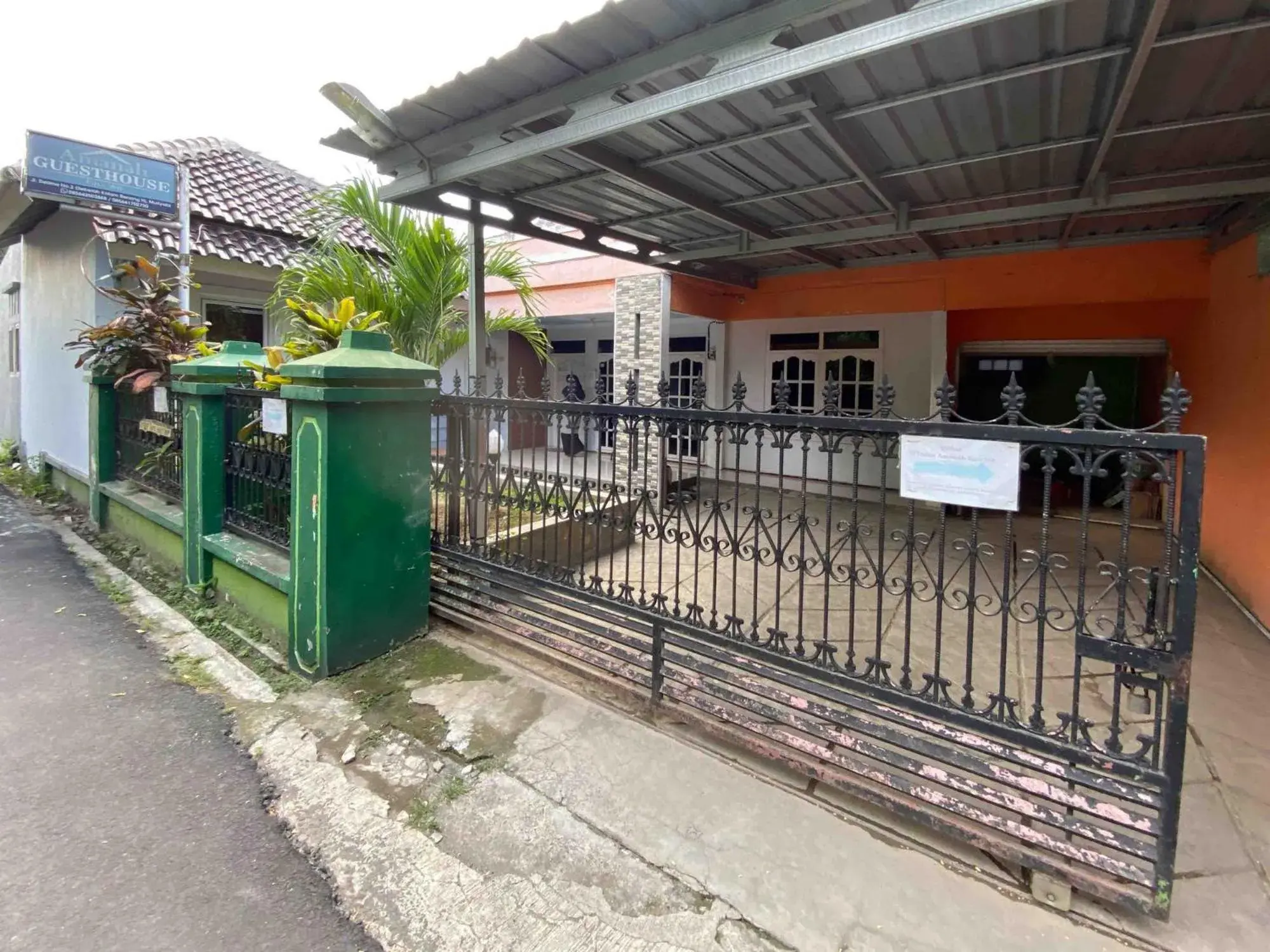 Property building in Guest House Hj Muriyah Syariah Slawi Mitra RedDoorz Property building in Guest House Hj Muriyah Syariah Slawi Mitra RedDoorz