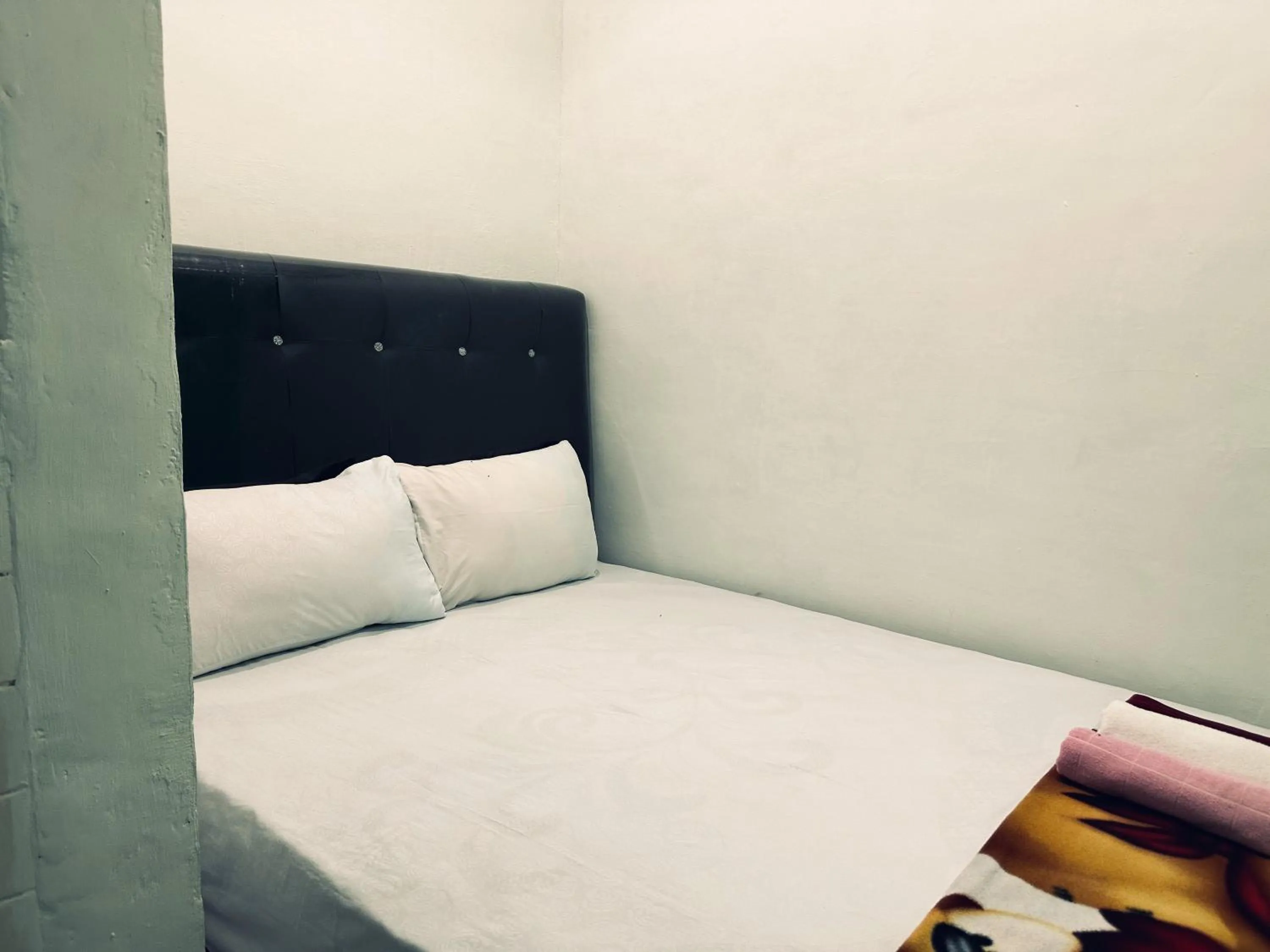 Bed in Guest House Hj Muriyah Syariah Slawi Mitra RedDoorz