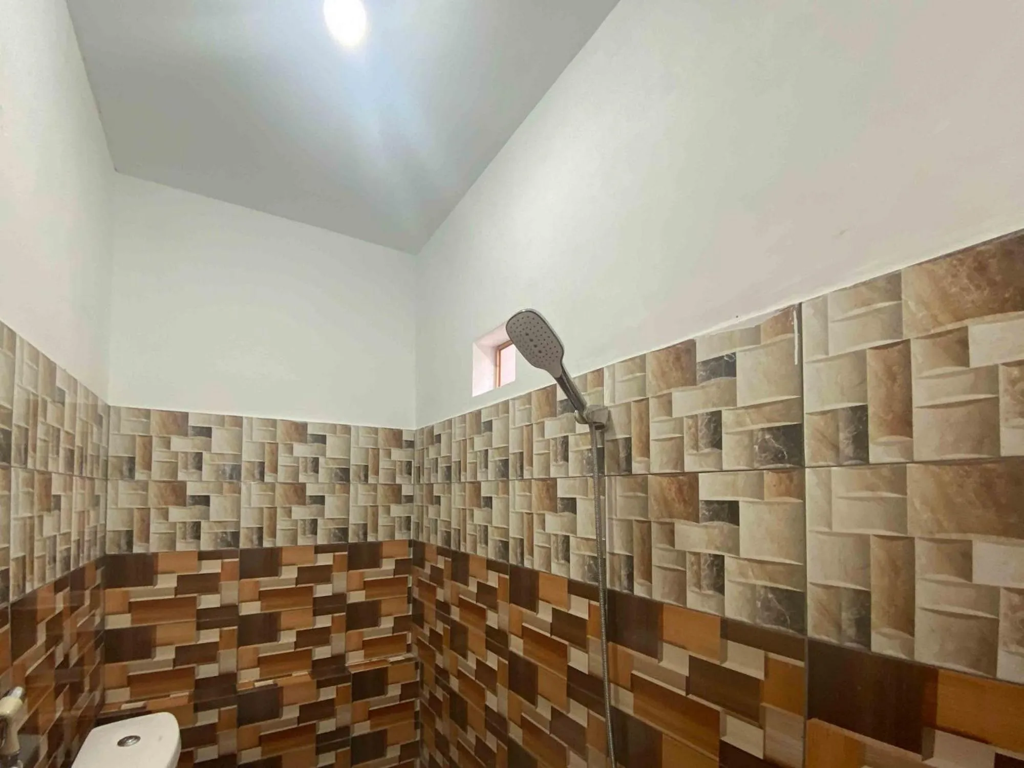 Shower in Guest House Hj Muriyah Syariah Slawi Mitra RedDoorz