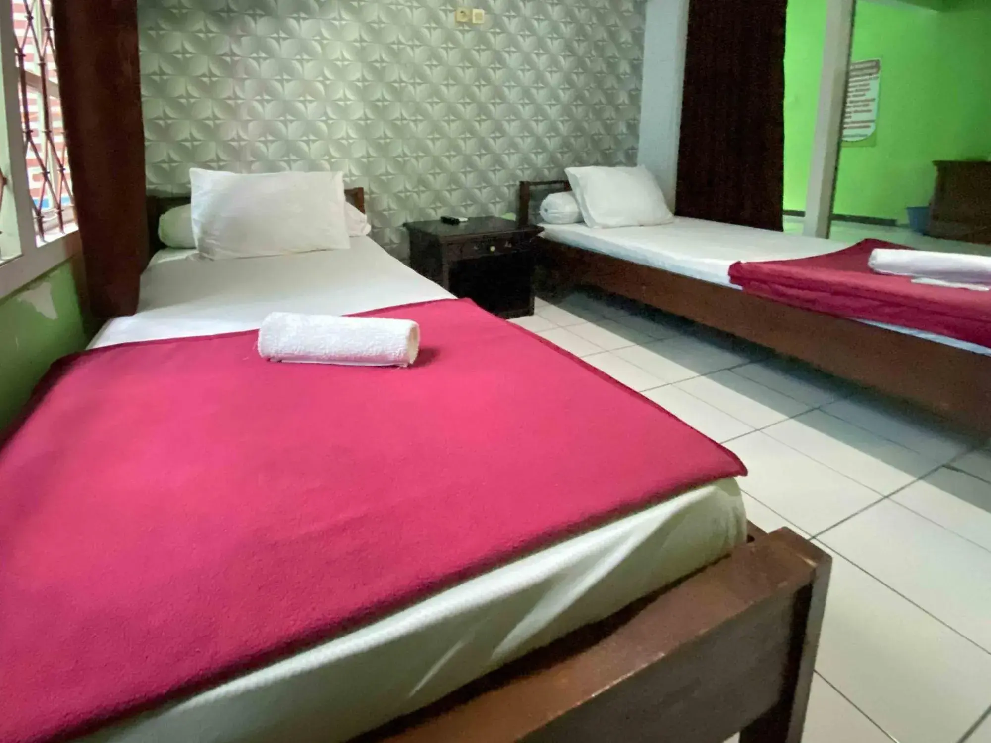 Twin Room - single occupancy in Guest House Hj Muriyah Syariah Slawi Mitra RedDoorz Twin Room - single occupancy in Guest House Hj Muriyah Syariah Slawi Mitra RedDoorz