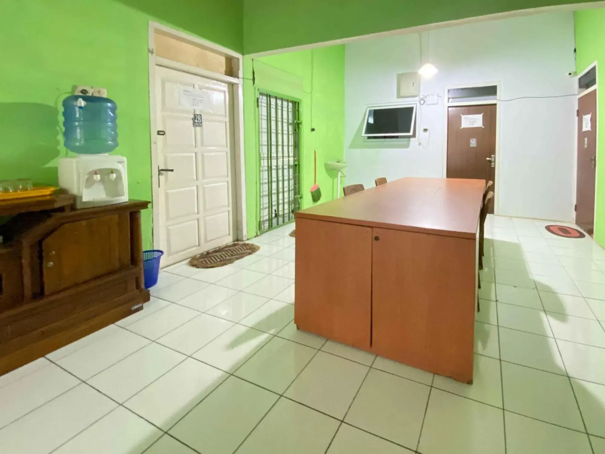 Property building in Guest House Hj Muriyah Syariah Slawi Mitra RedDoorz Property building in Guest House Hj Muriyah Syariah Slawi Mitra RedDoorz