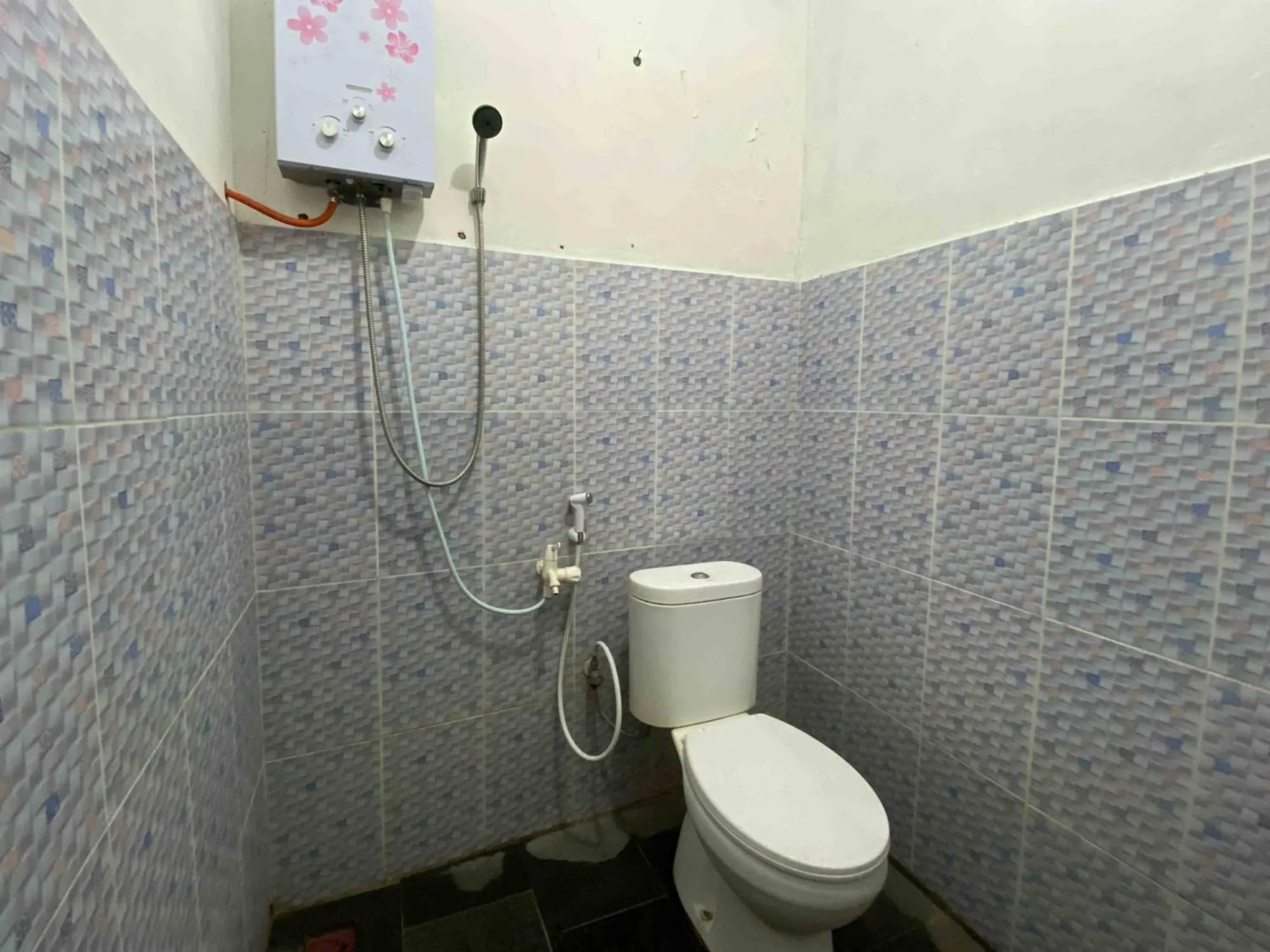 Shower in Guest House Hj Muriyah Syariah Slawi Mitra RedDoorz