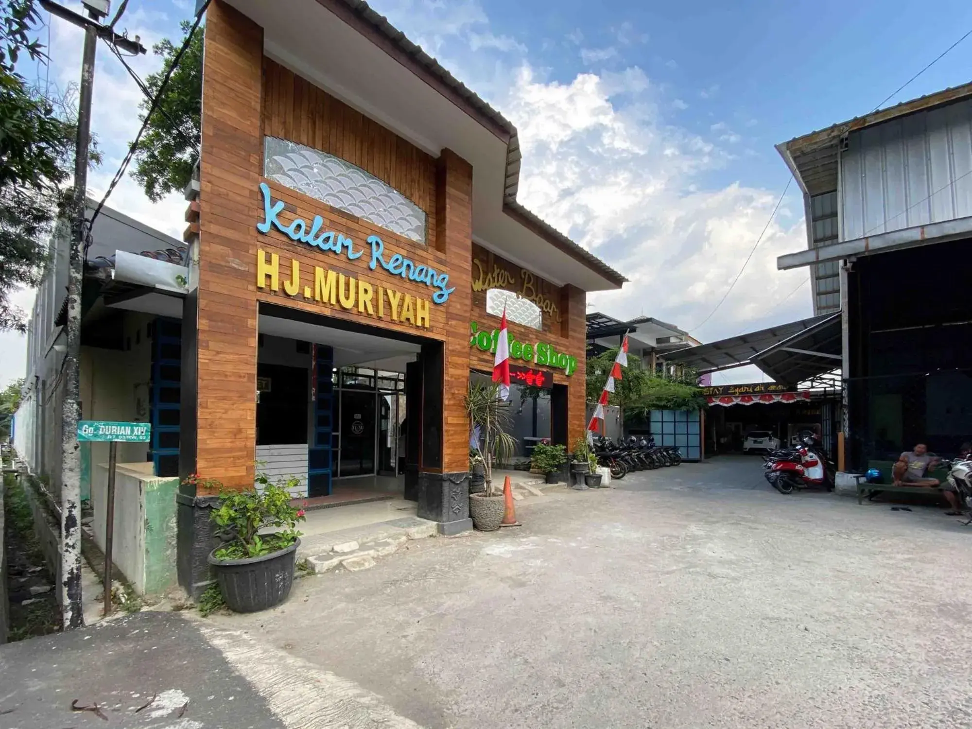 Property building in Guest House Hj Muriyah Syariah Slawi Mitra RedDoorz Property building in Guest House Hj Muriyah Syariah Slawi Mitra RedDoorz