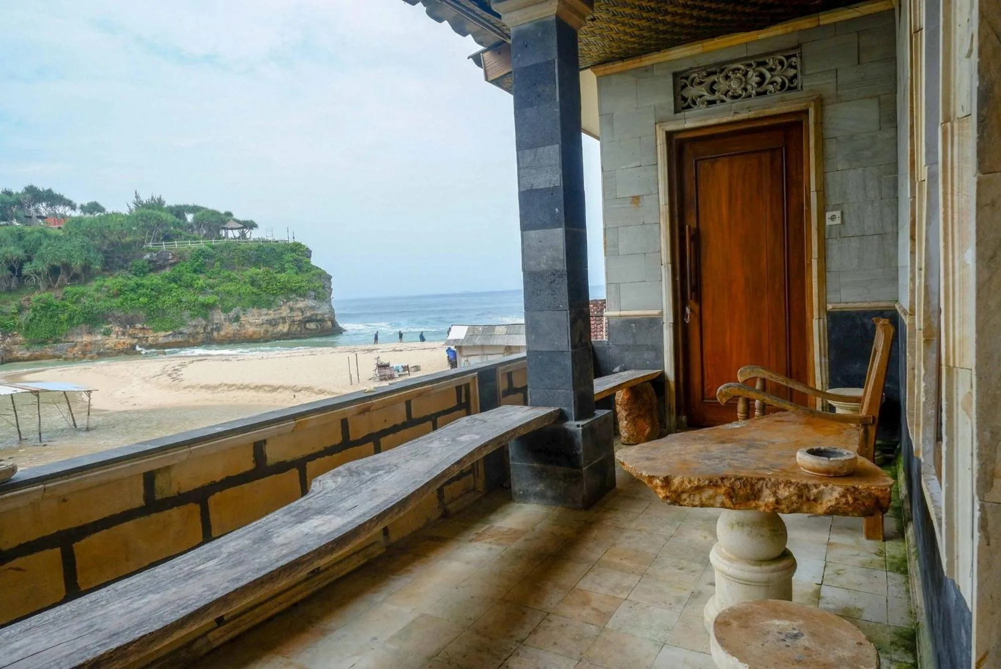 Balcony/Terrace in Hotel Kampoeng Drini RedPartner